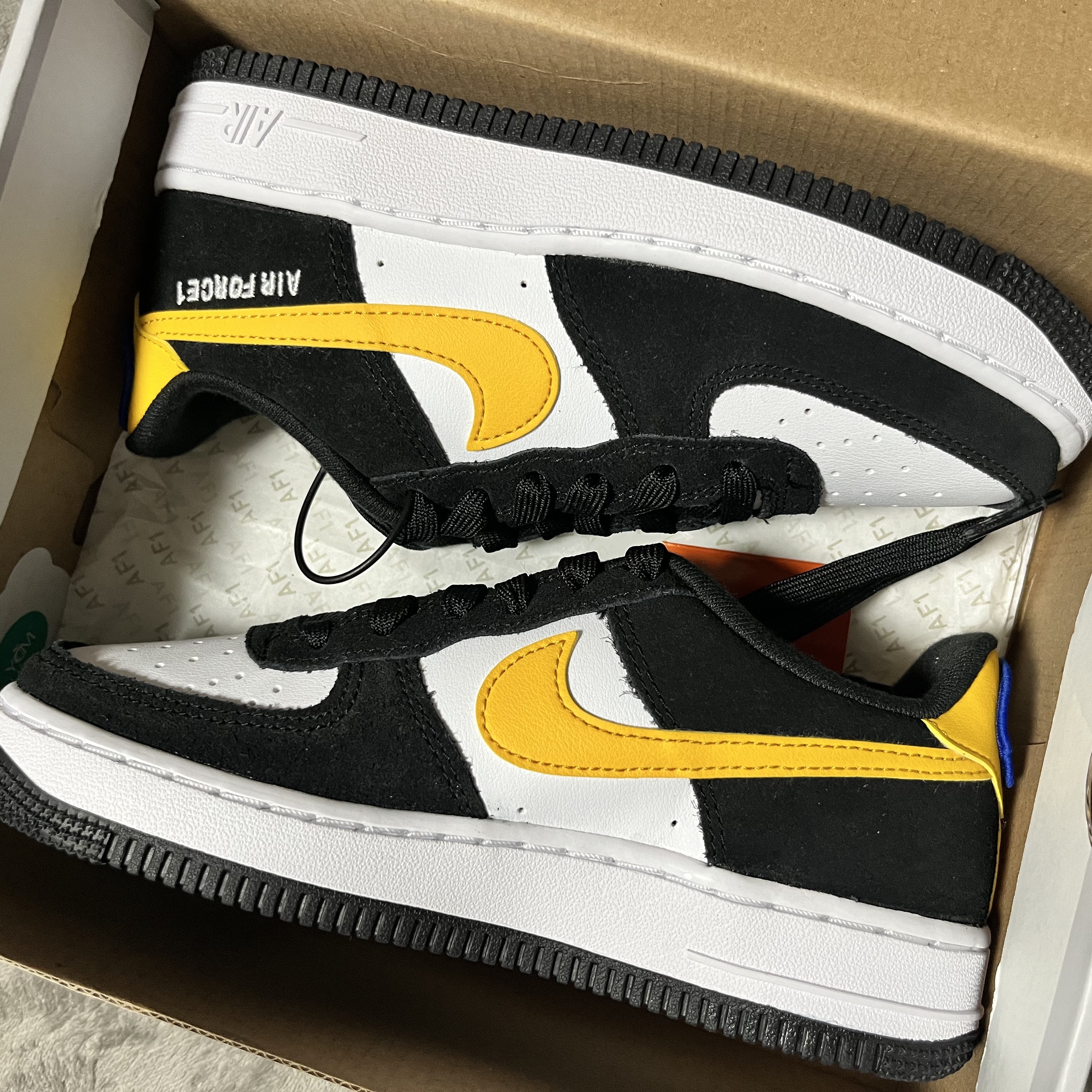(GS) Nike Air Force 1 LV8 Athletic Club Black Dark Sulfur 착용 스타일