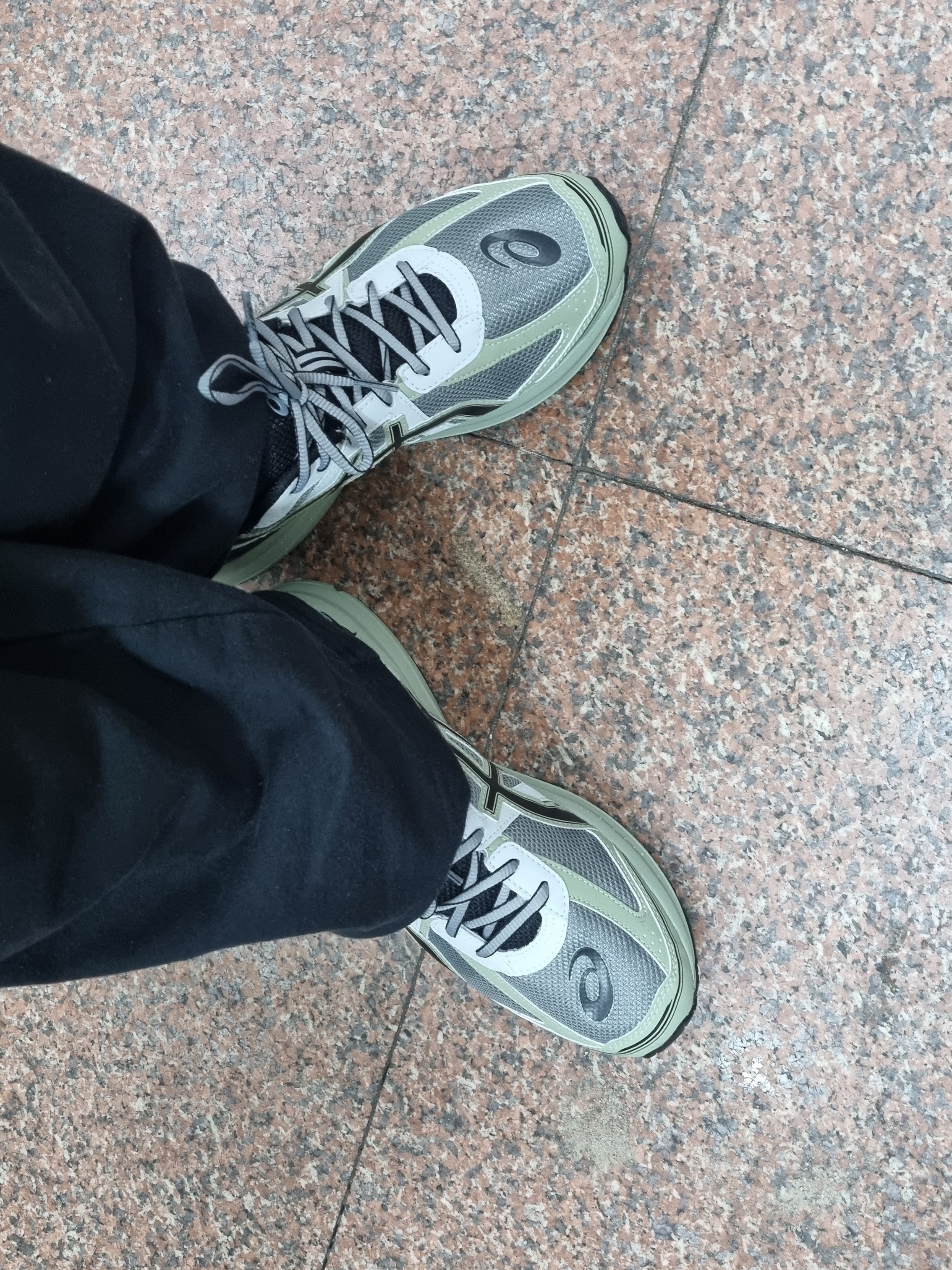 Asics Jog 100 S Sheet Rock - 2E Wide 착용 스타일