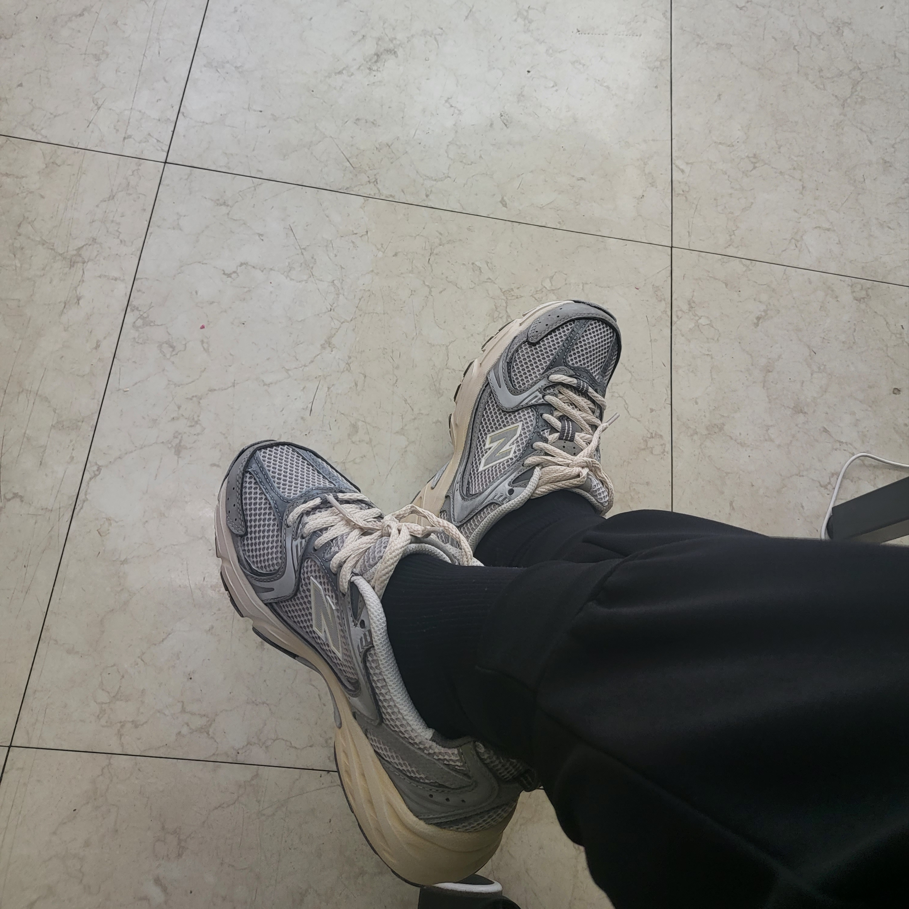 New Balance 530 Premium Vintage Grey Matter 착용 스타일