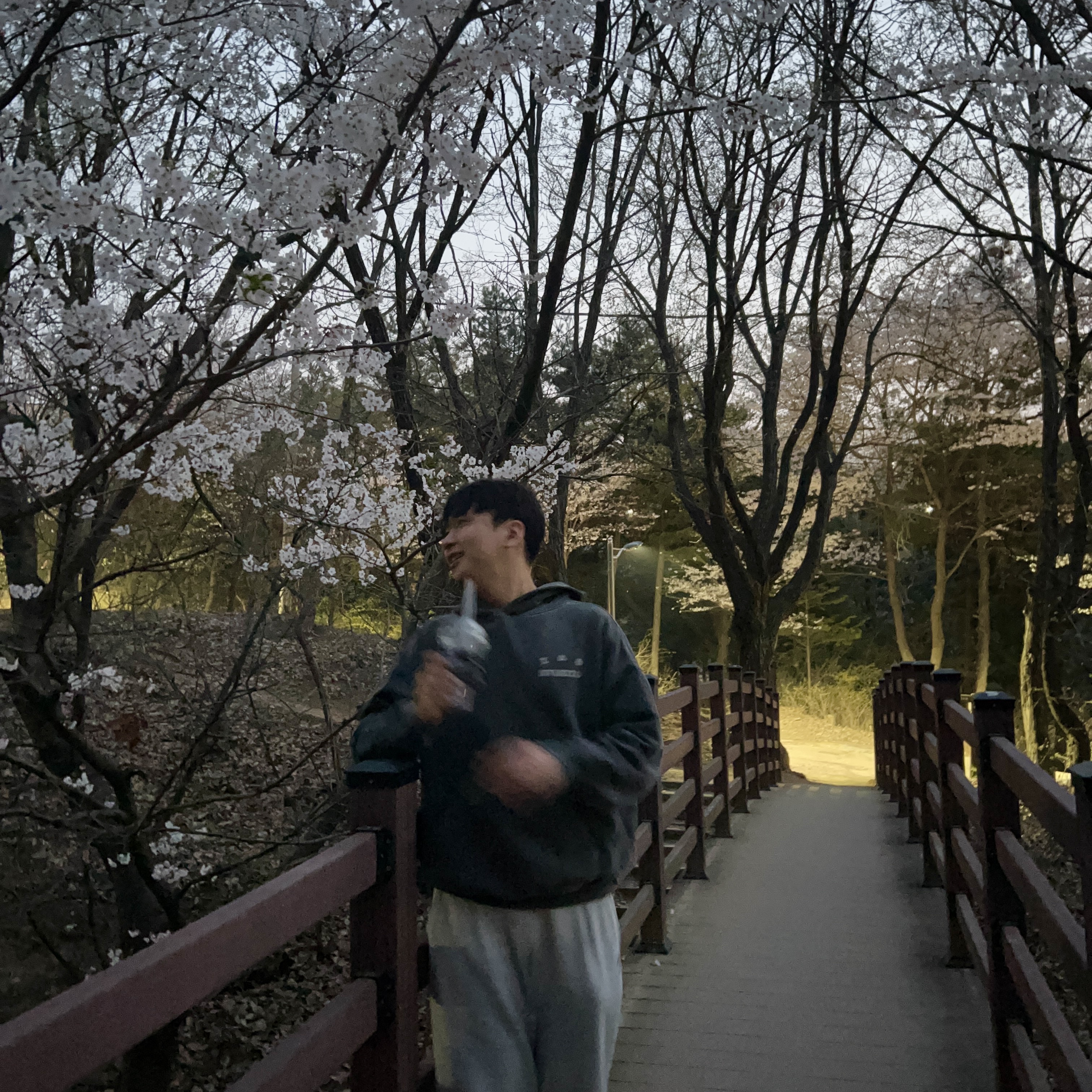 IAB Studio Pigment Hoodie & Sack Black 착용 스타일