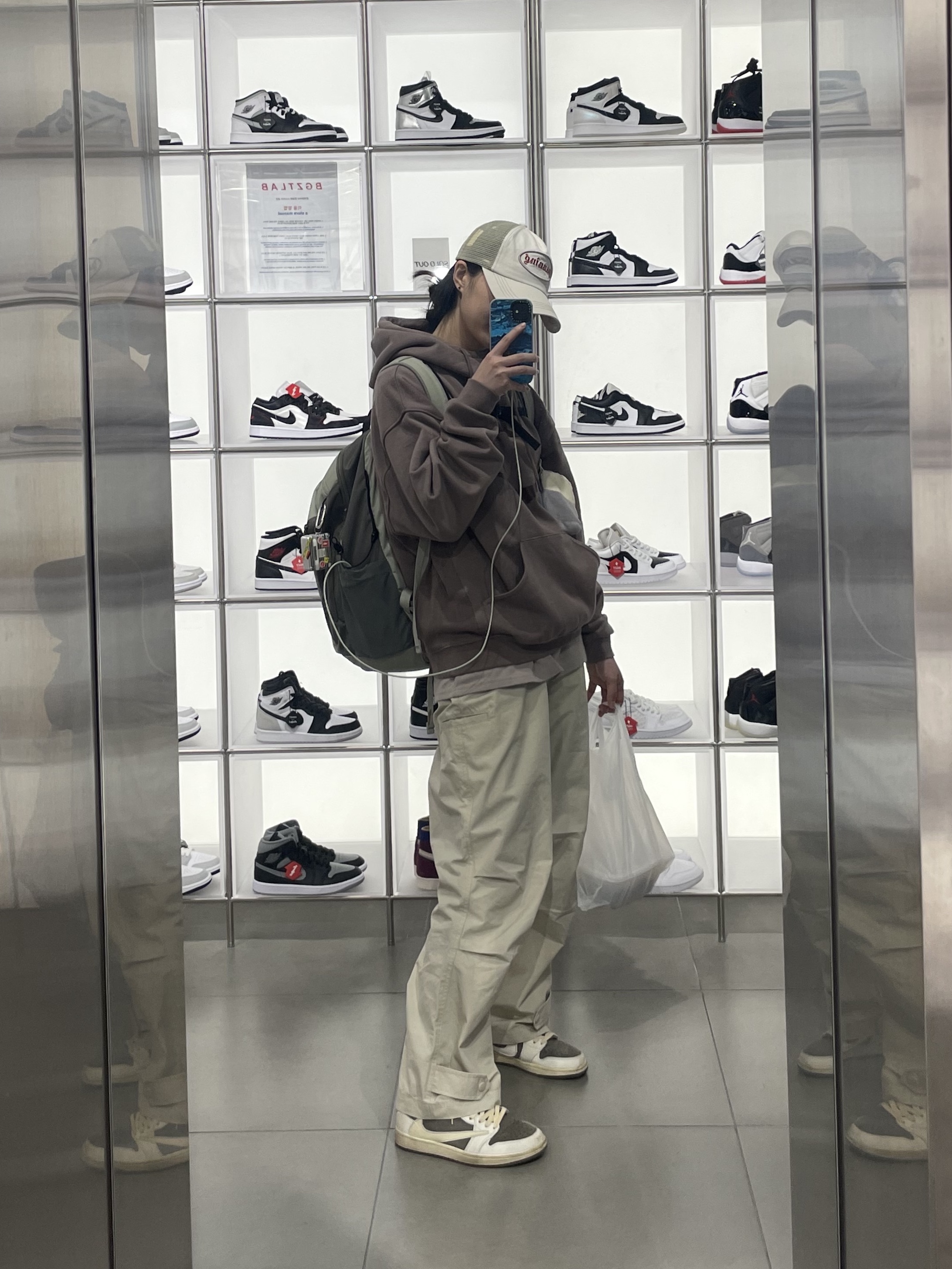 Arc'teryx Mantis 26 Backpack Habitat Forage, Jordan 1 x Travis Scott Retro Low OG SP Sail and Ridgerock 착용 스타일 - 1