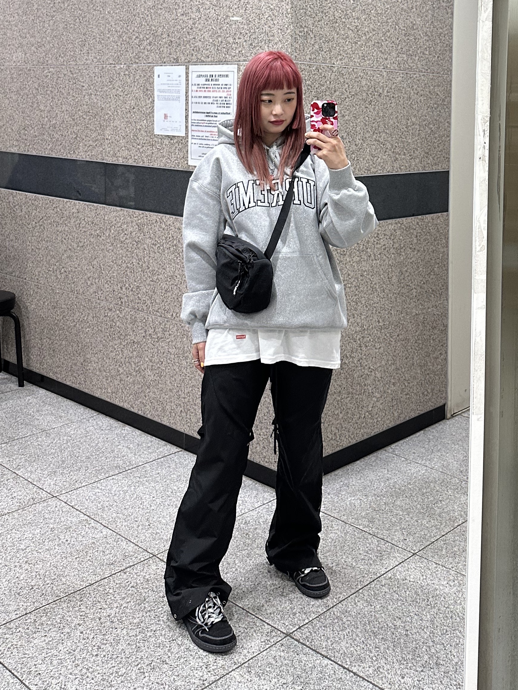 Supreme Glitter Arc Hooded Sweatshirt Heather Grey - 23SS, Supreme Sling Bag Black - 20FW 착용 스타일 - 2