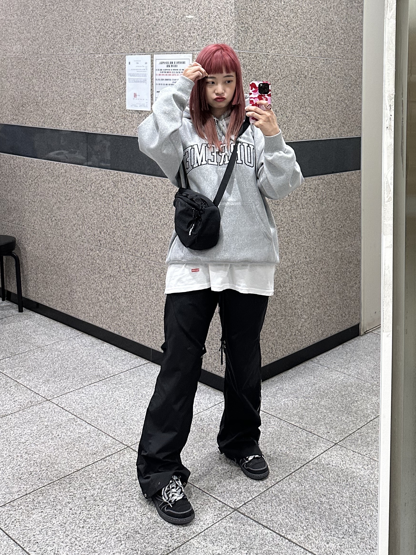 Supreme Glitter Arc Hooded Sweatshirt Heather Grey - 23SS, Supreme Sling Bag Black - 20FW 착용 스타일 - 3