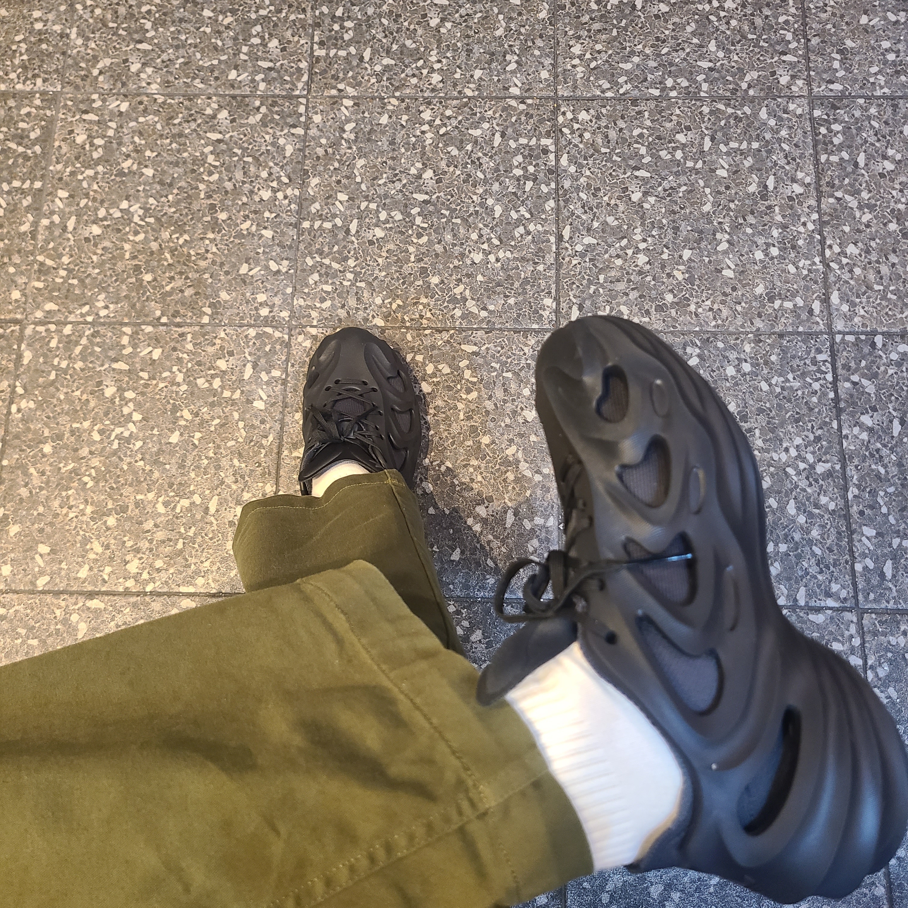 Adidas Adifom Q Core Black Carbon 착용 스타일 - 2