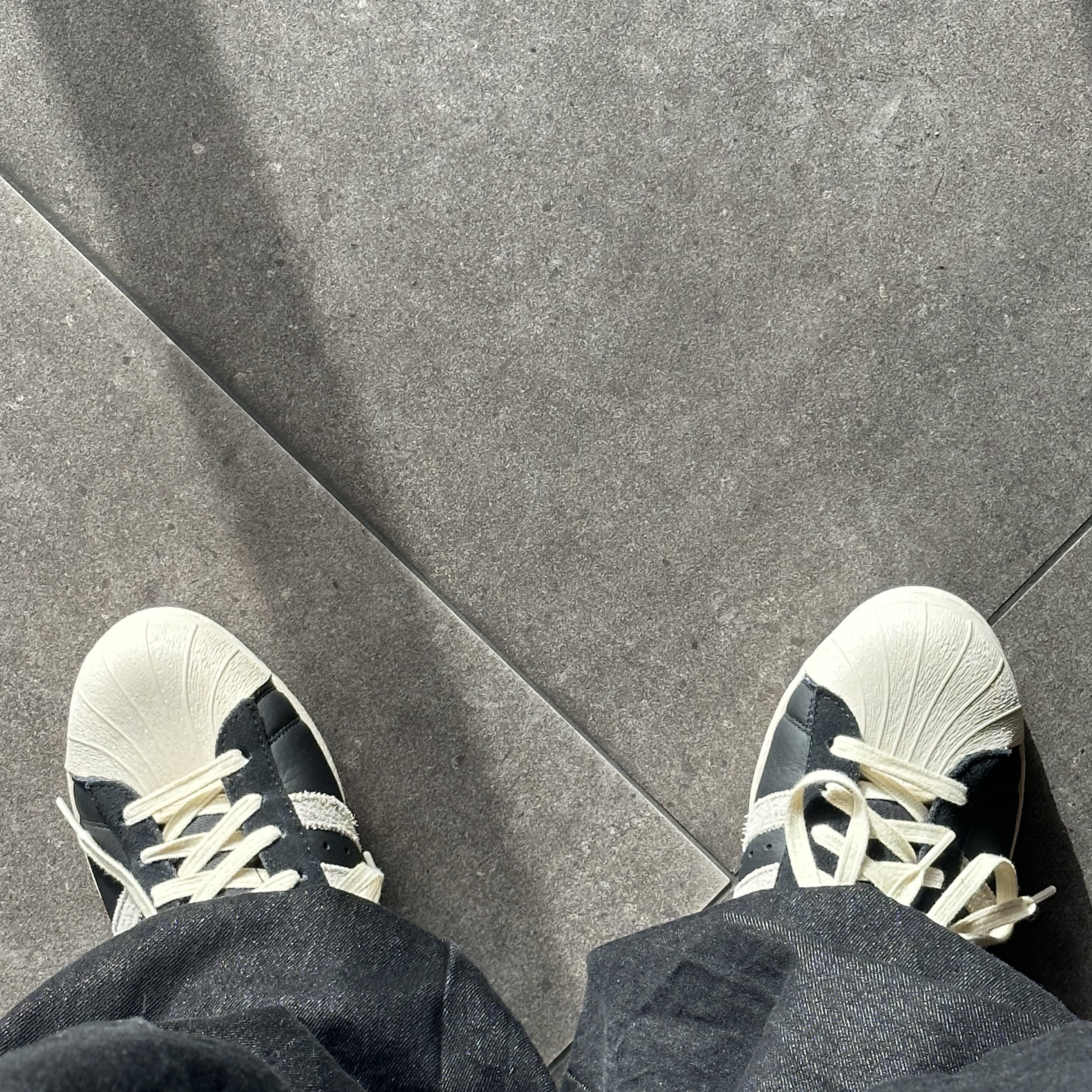 Adidas Superstar 82 Black White 착용 스타일
