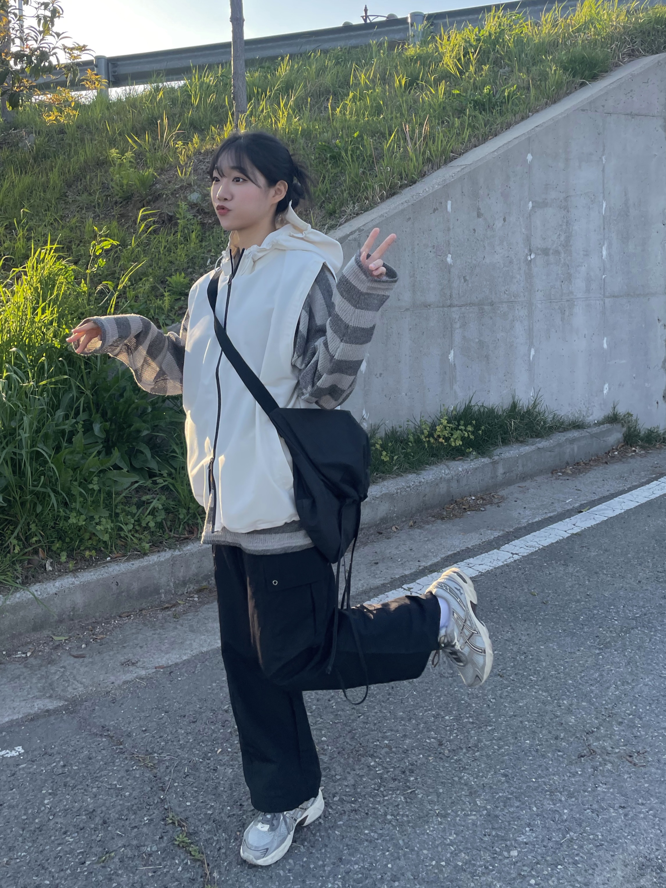 Asics x I4P Gel-1130 Glacier Grey Mink, Uniqlo U Drawstring Shoulder Bag Black 착용 스타일 - 2