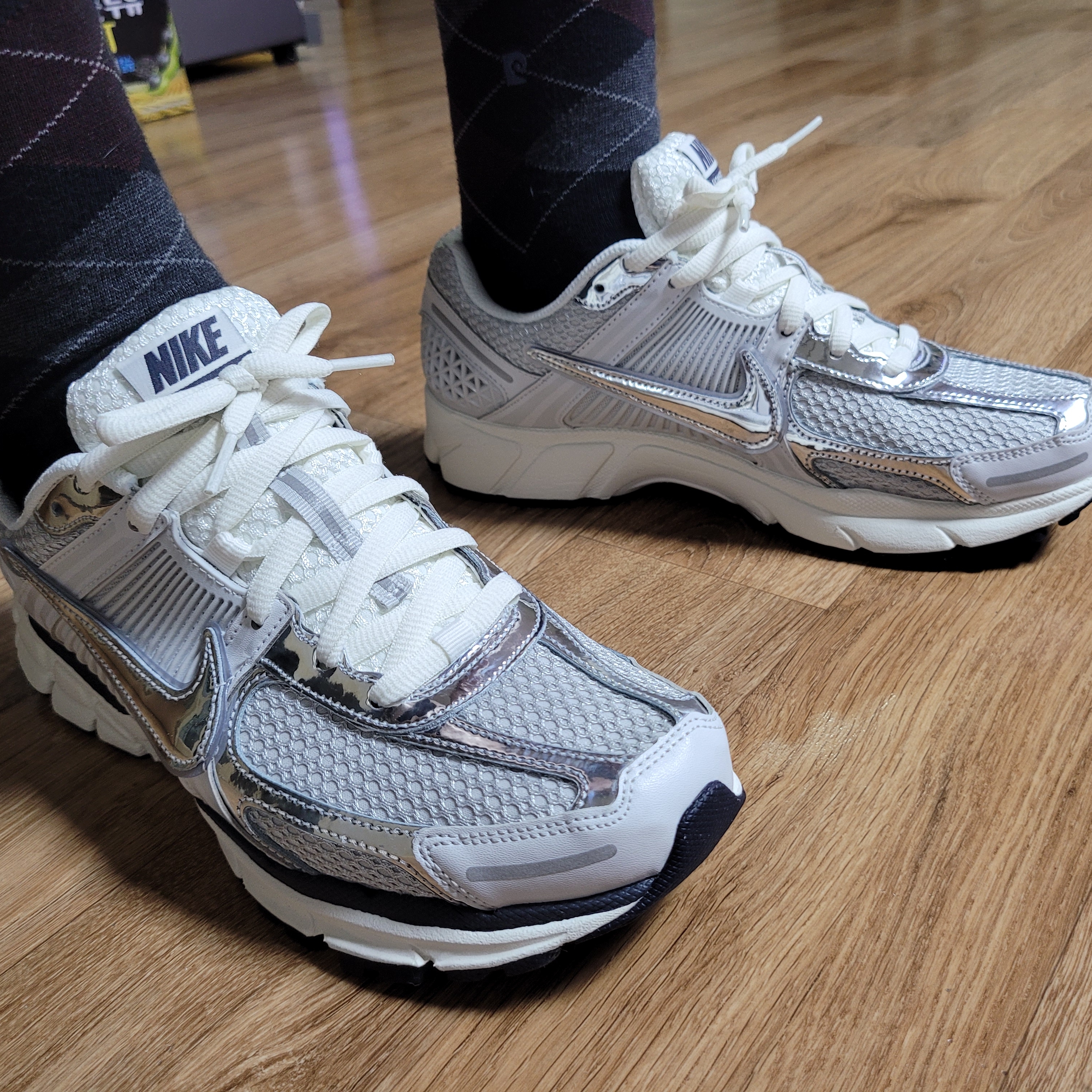 (W) Nike Zoom Vomero 5 Photon Dust and Metallic Silver 착용 스타일 - 1