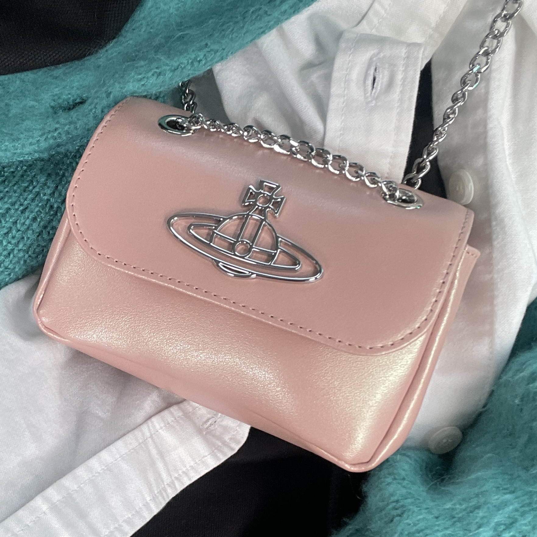 Vivienne Westwood Pearlised Leather Thin Line Orb Purse with Chain Pink 착용 스타일