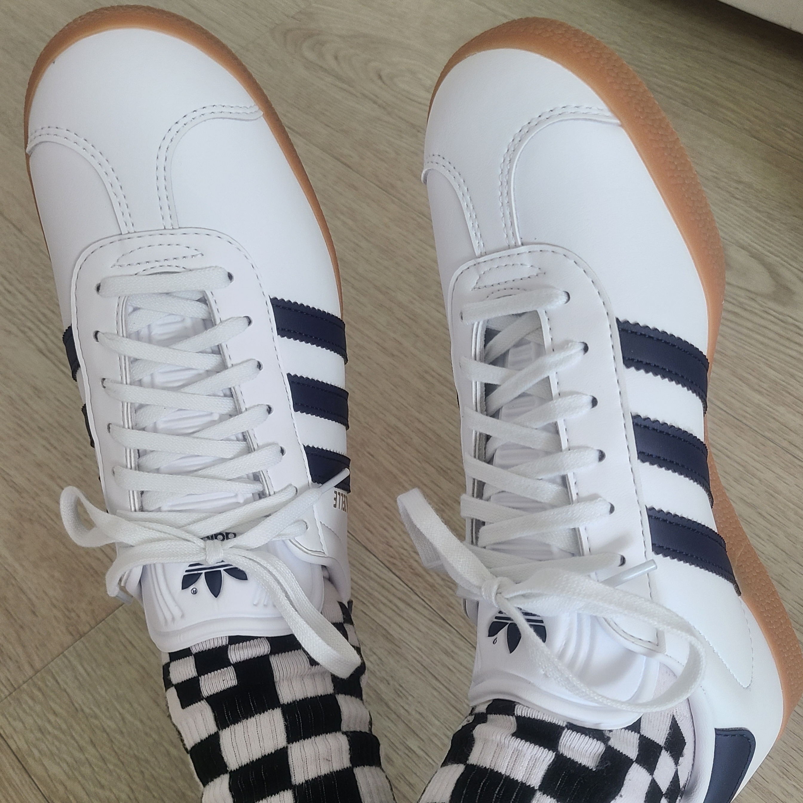 Adidas Gazelle White Collegiate Navy 착용 스타일
