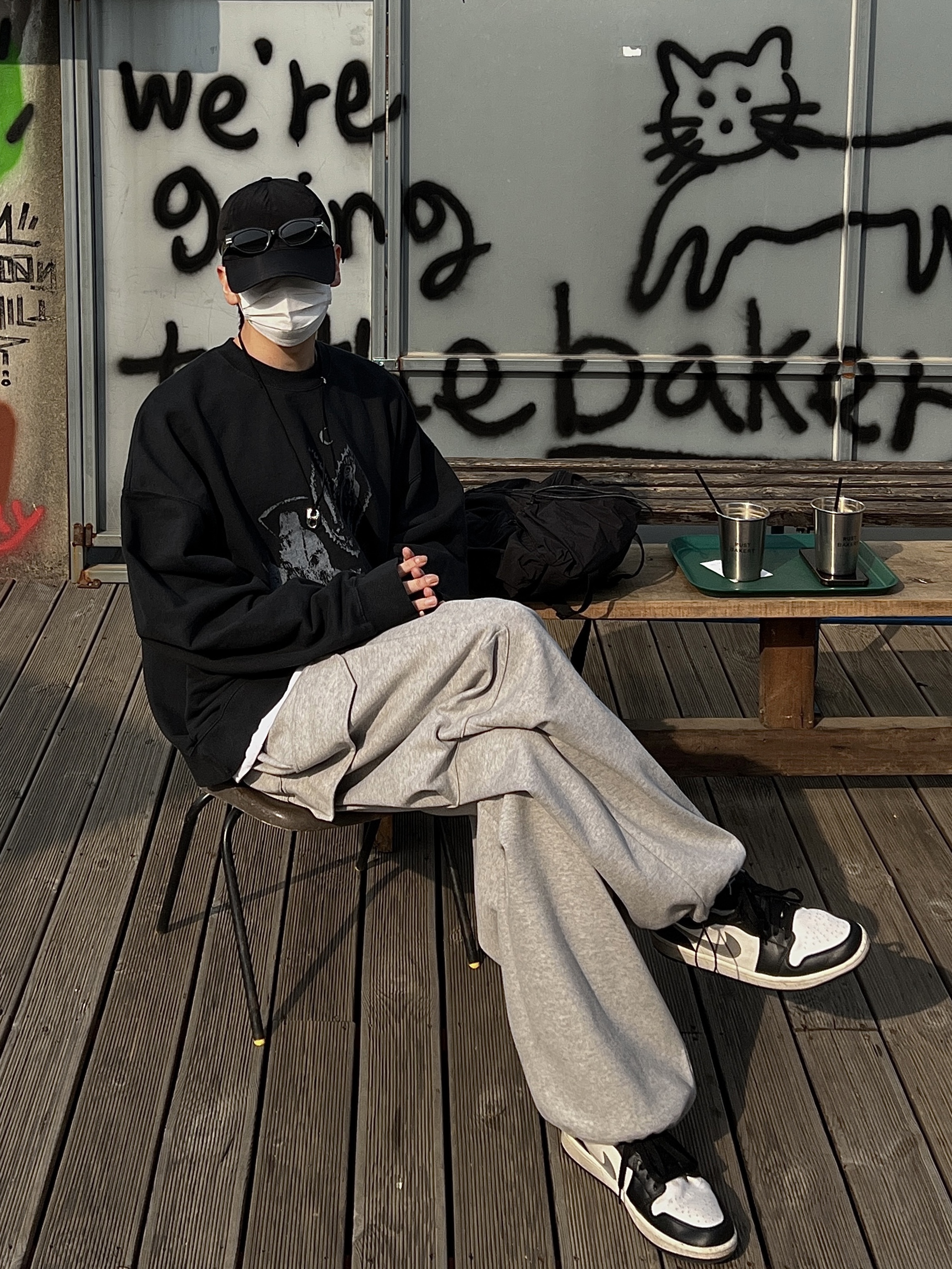 Jordan 1 Low Black Particle Grey 착용 스타일 - 2