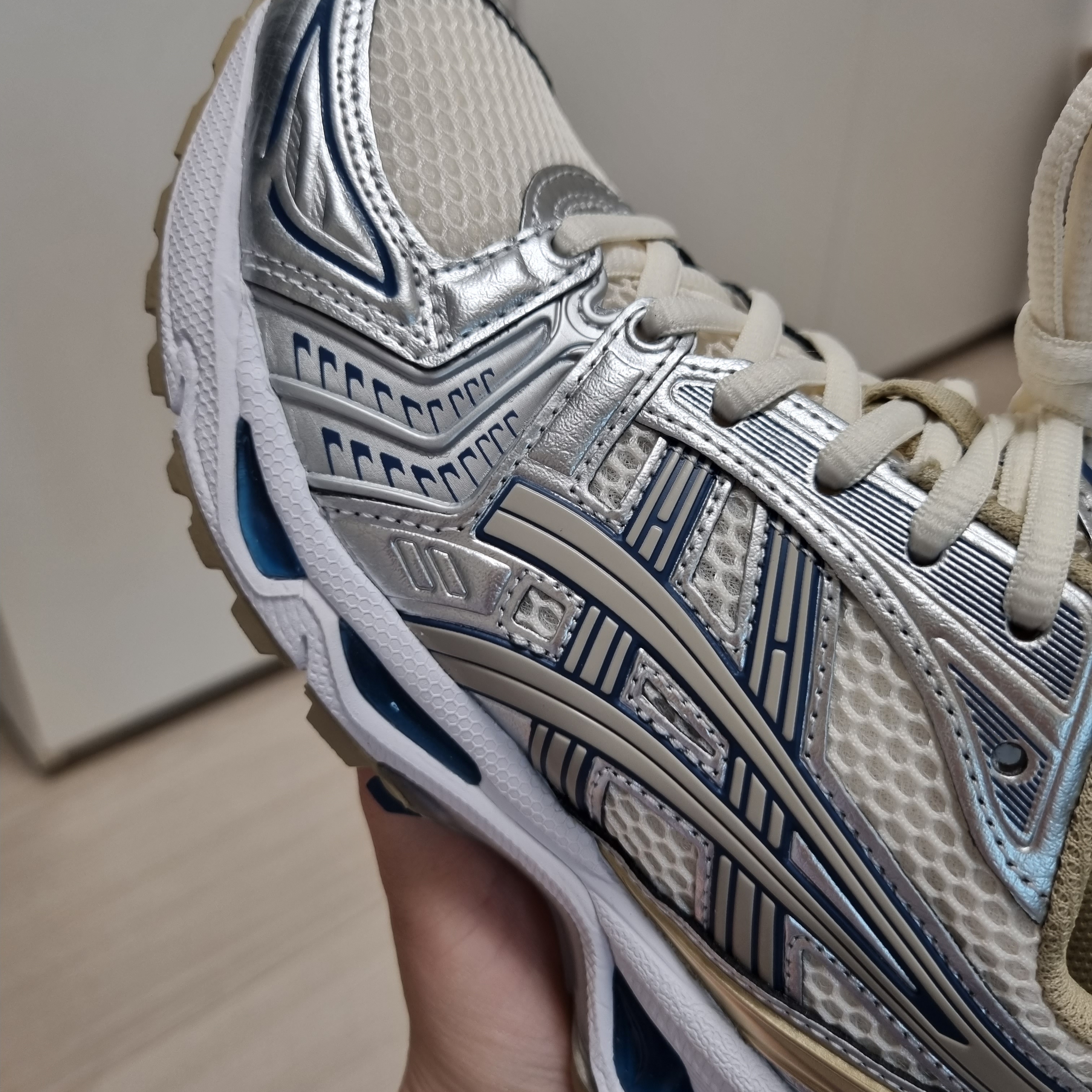 Asics Gel-Kayano 14 Cream Pure Silver 착용 스타일 - 1