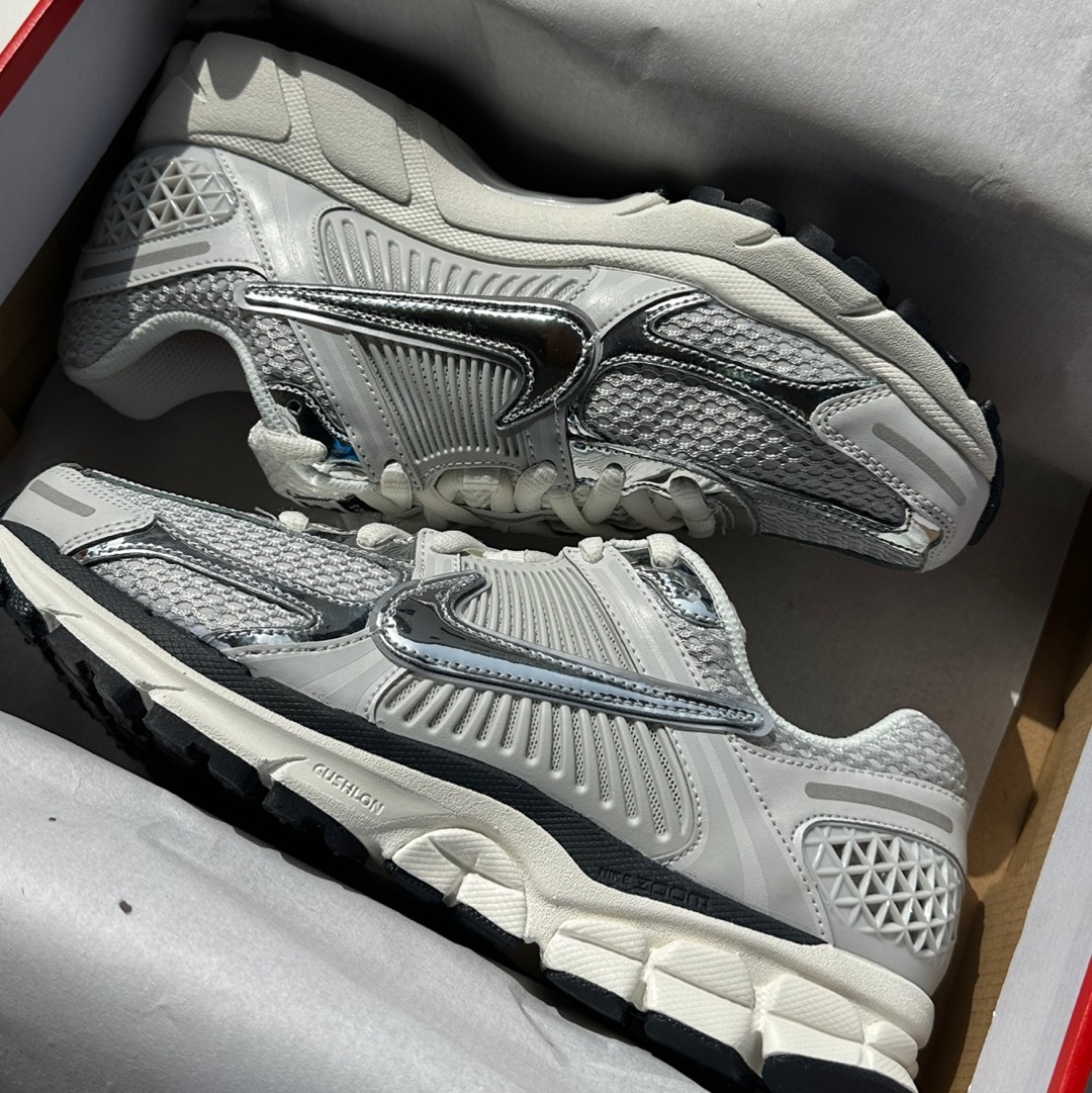 (W) Nike Zoom Vomero 5 Photon Dust and Metallic Silver 착용 스타일