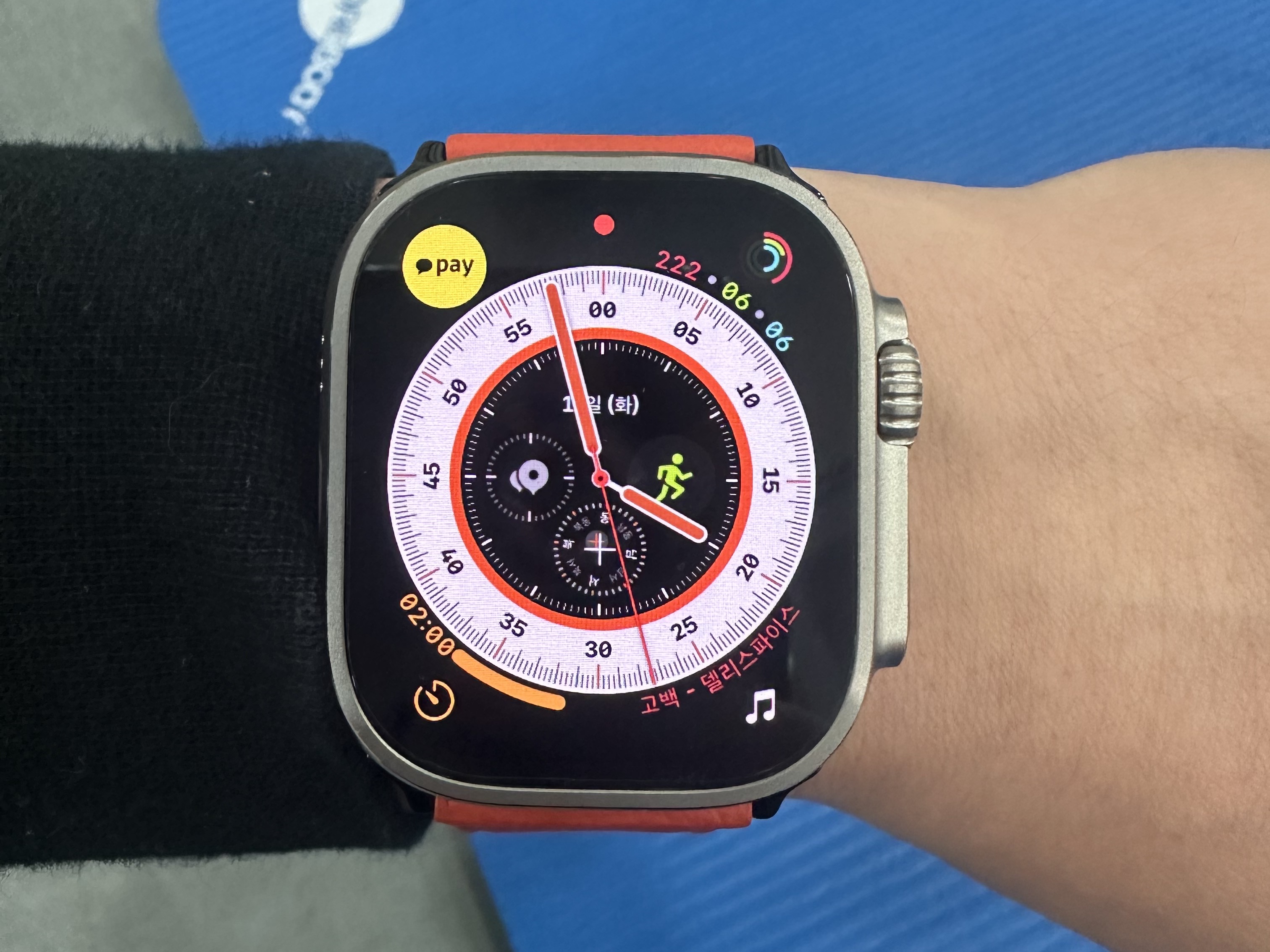 Apple Watch Ultra 49mm Titanium Case with Ocean Band White (Korean Ver.) 착용 스타일