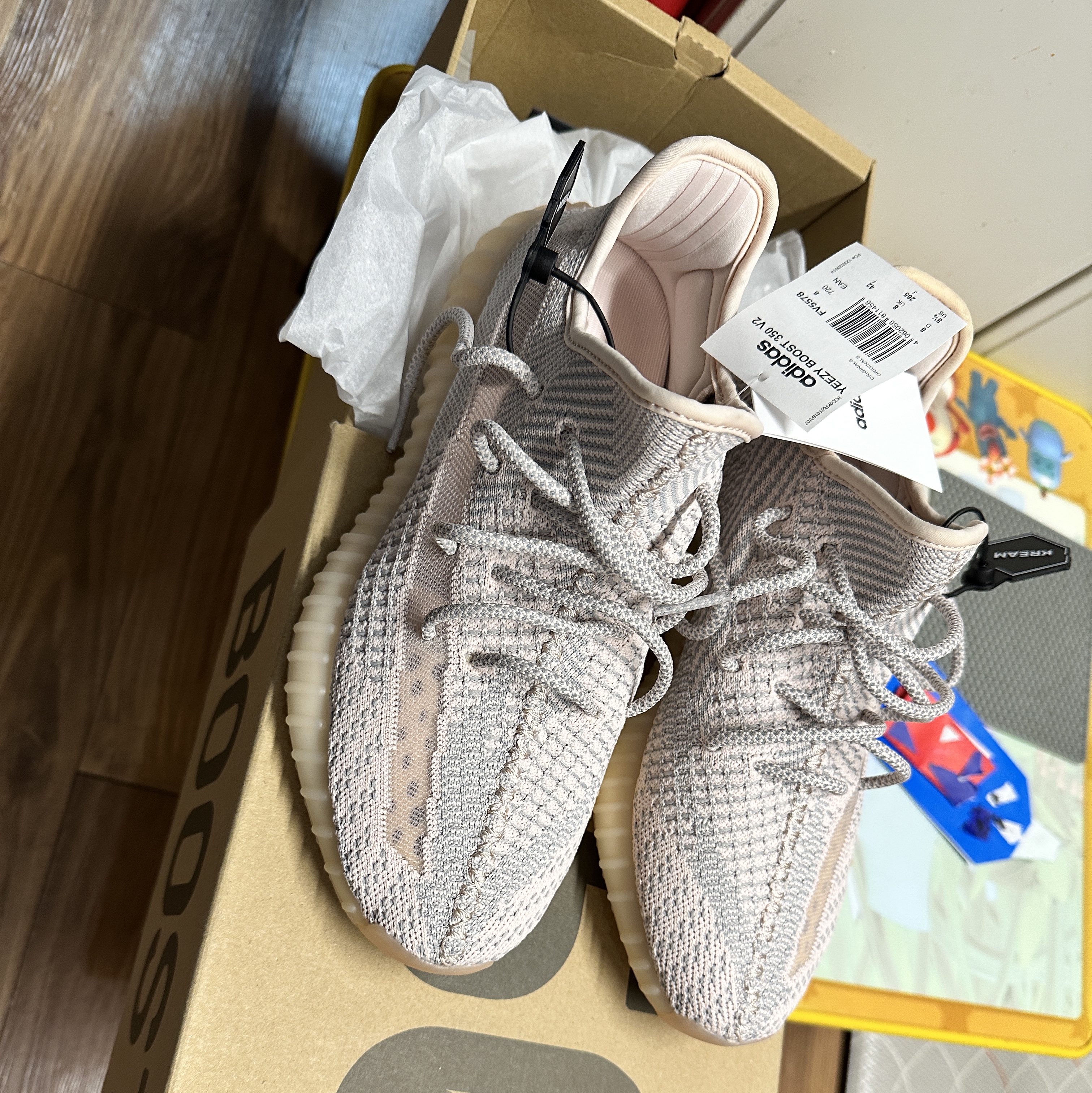 Adidas Yeezy Boost 350 V2 Synth - Non-Reflective 착용 스타일 - 2