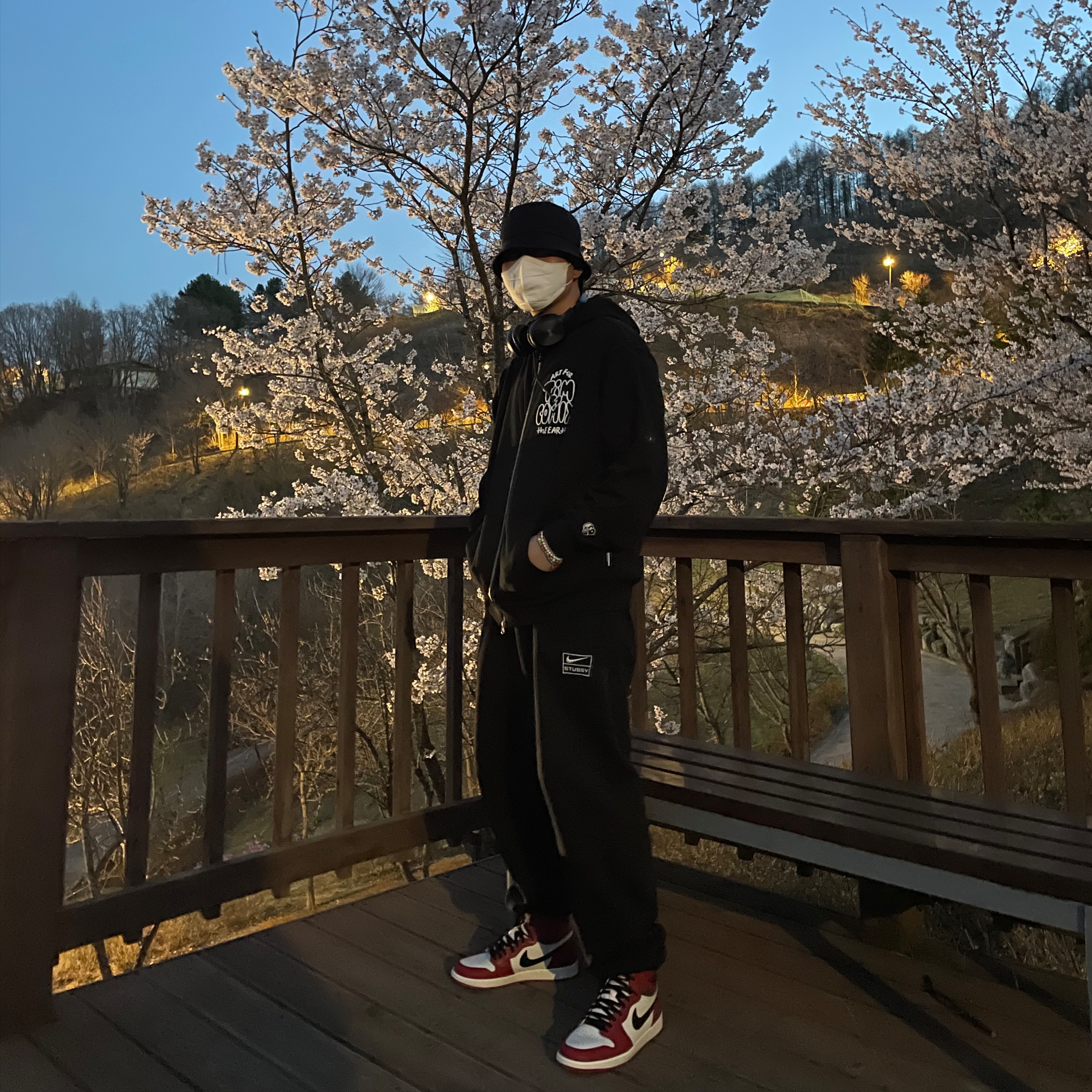 Nike x Stussy NRG RA Washed Fleece Pants Black (DN4030-010), Jordan 1 Retro High OG Chicago 2022 착용 스타일 - 1
