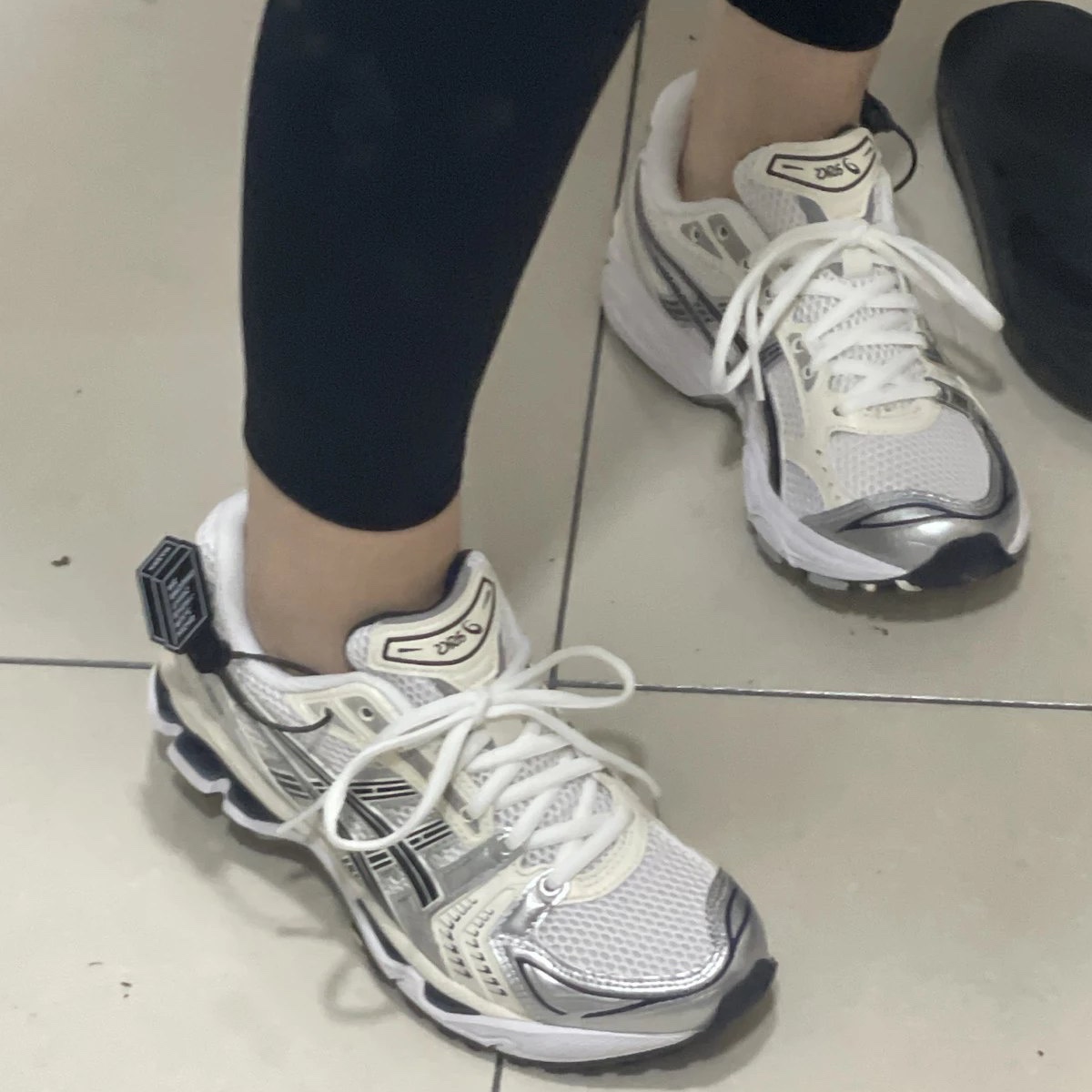 (W) Asics Gel-Kayano 14 White Midnight 착용 스타일