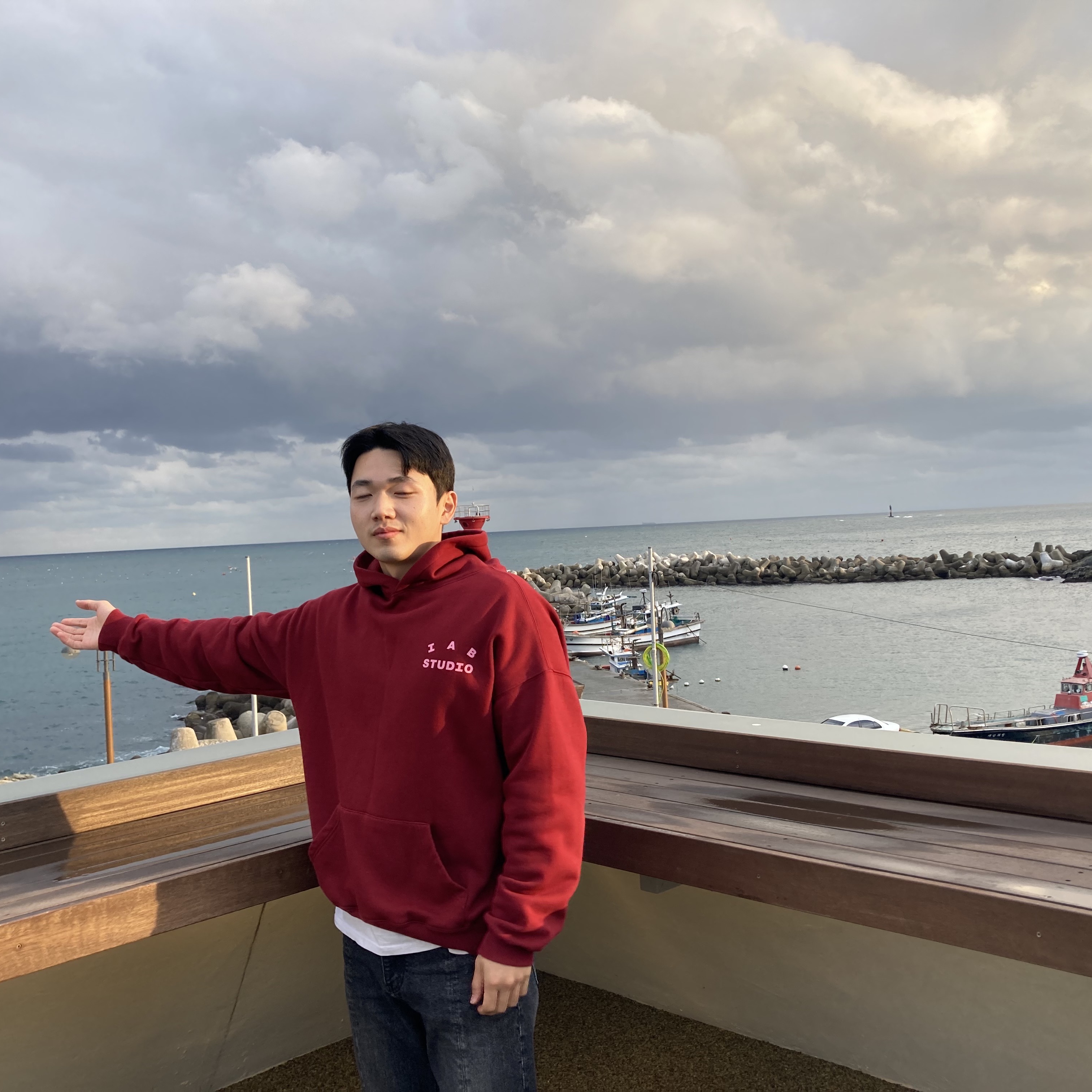 IAB Studio Hoodie Raspberry 착용 스타일 - 1