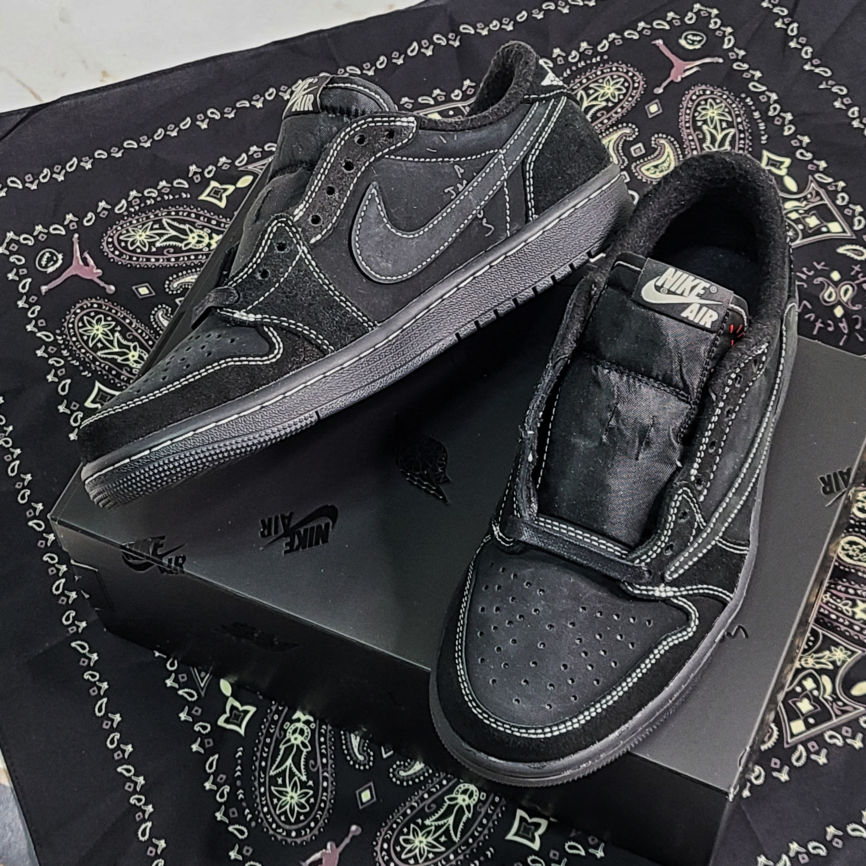Jordan 1 x Travis Scott Retro Low OG SP Black Phantom 착용 스타일 - 2