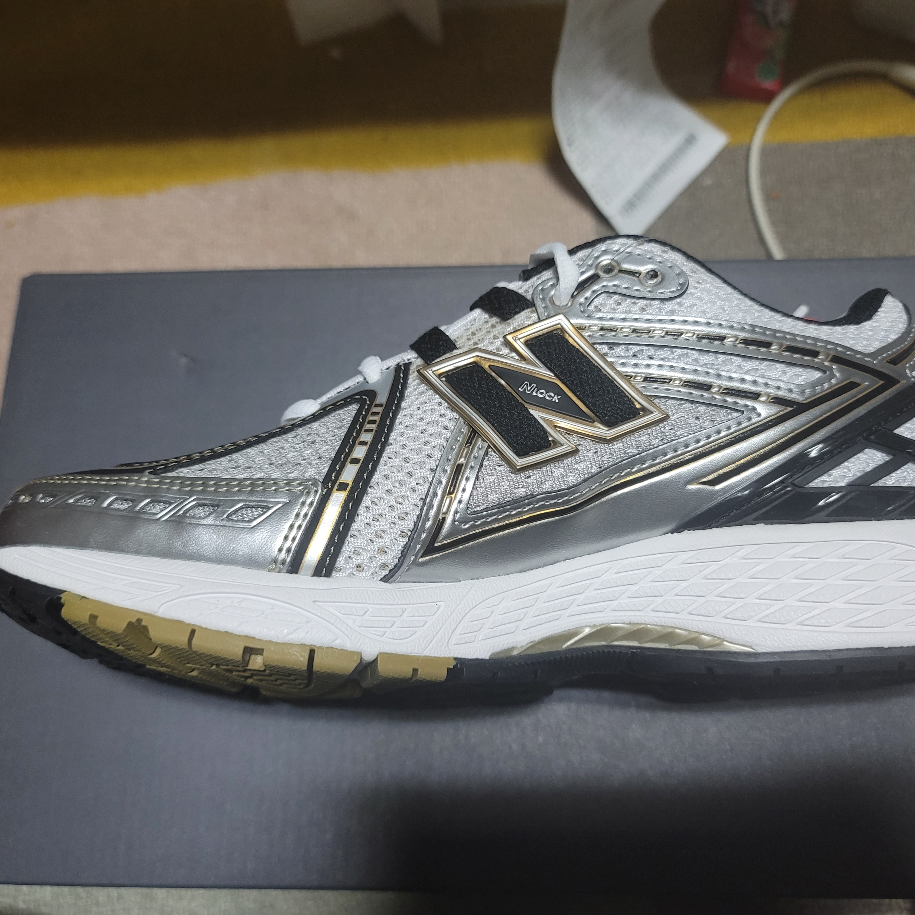 New Balance 1906R White Gold 착용 스타일 - 1