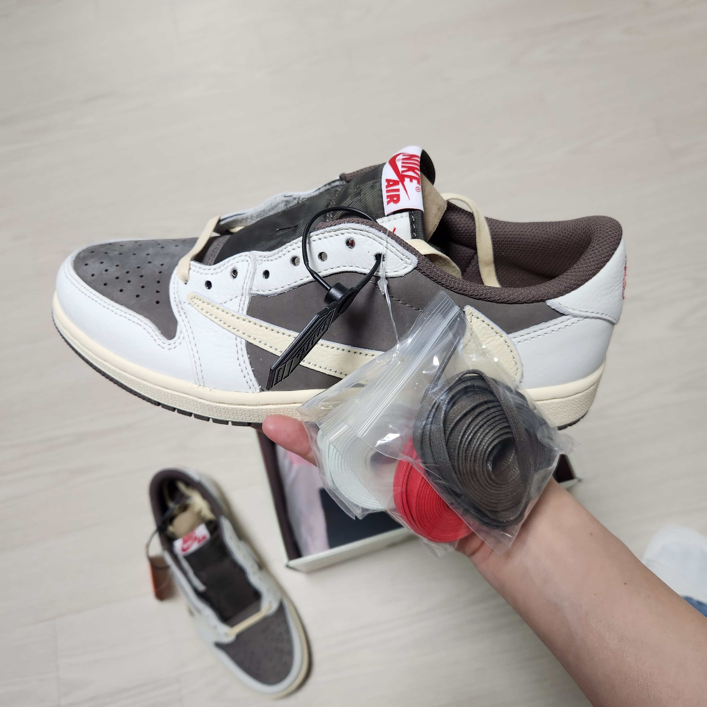 Jordan 1 x Travis Scott Retro Low OG SP Sail and Ridgerock 착용 스타일 - 4