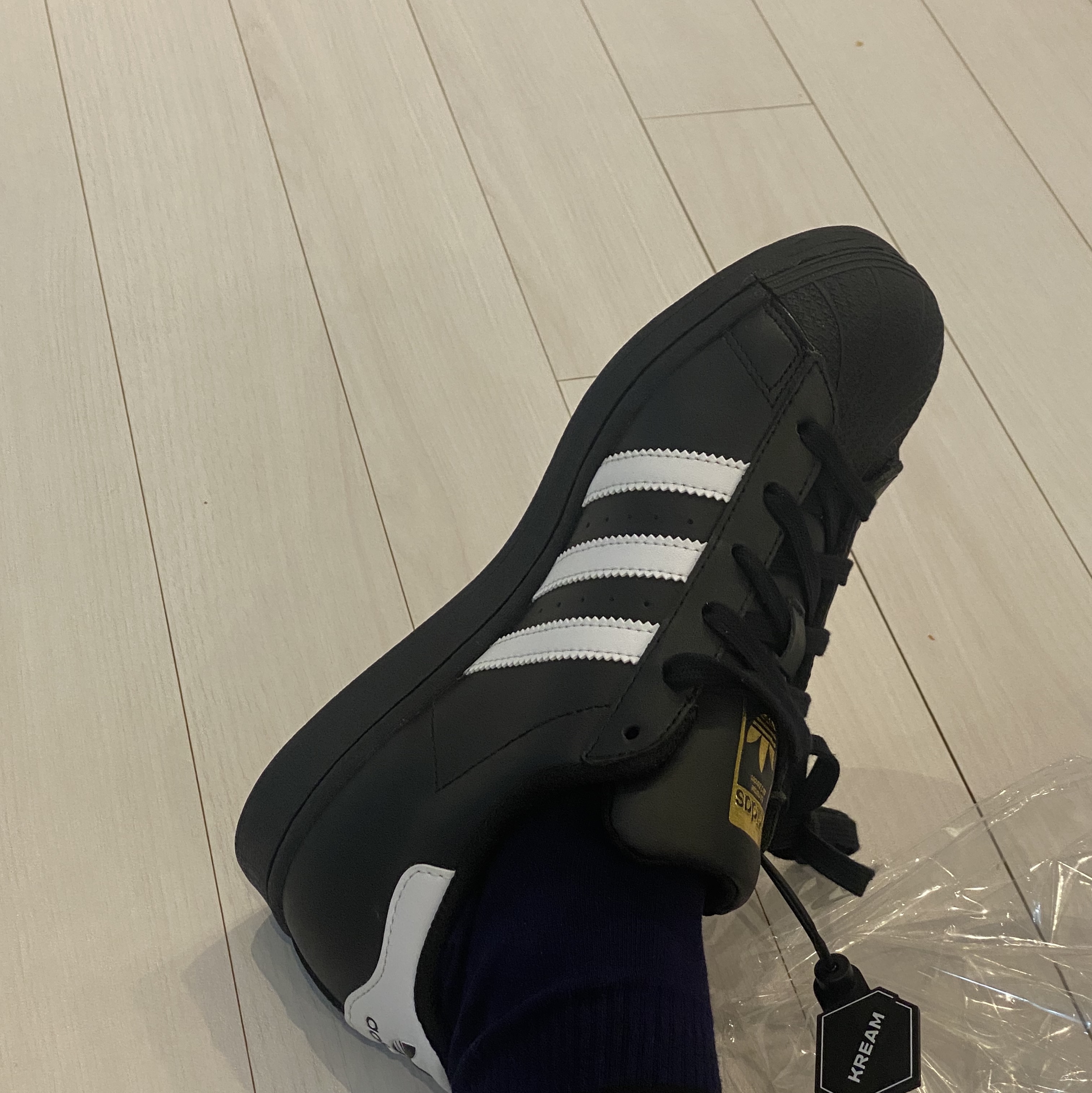Adidas Superstar Core Black White 착용 스타일