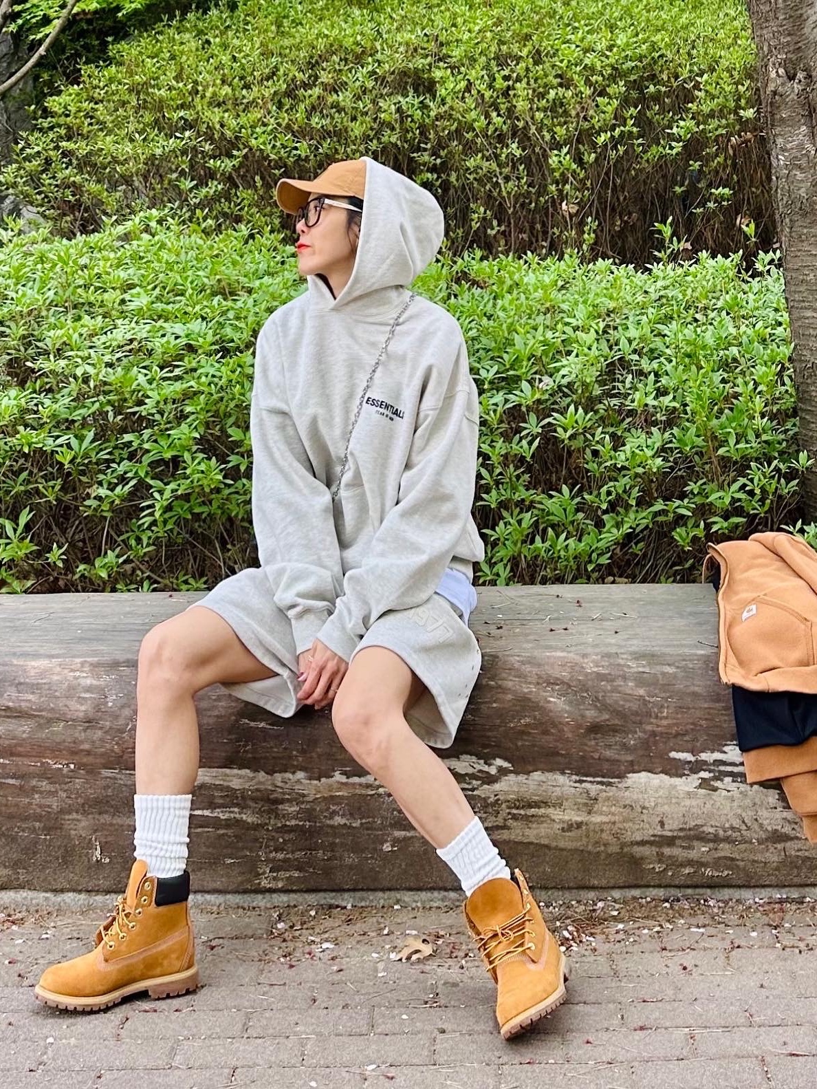 Essentials 1977 Shorts Light Oatmeal - 22SS, Essentials The Core Collection Hoodie Light Oatmeal 착용 스타일 - 3