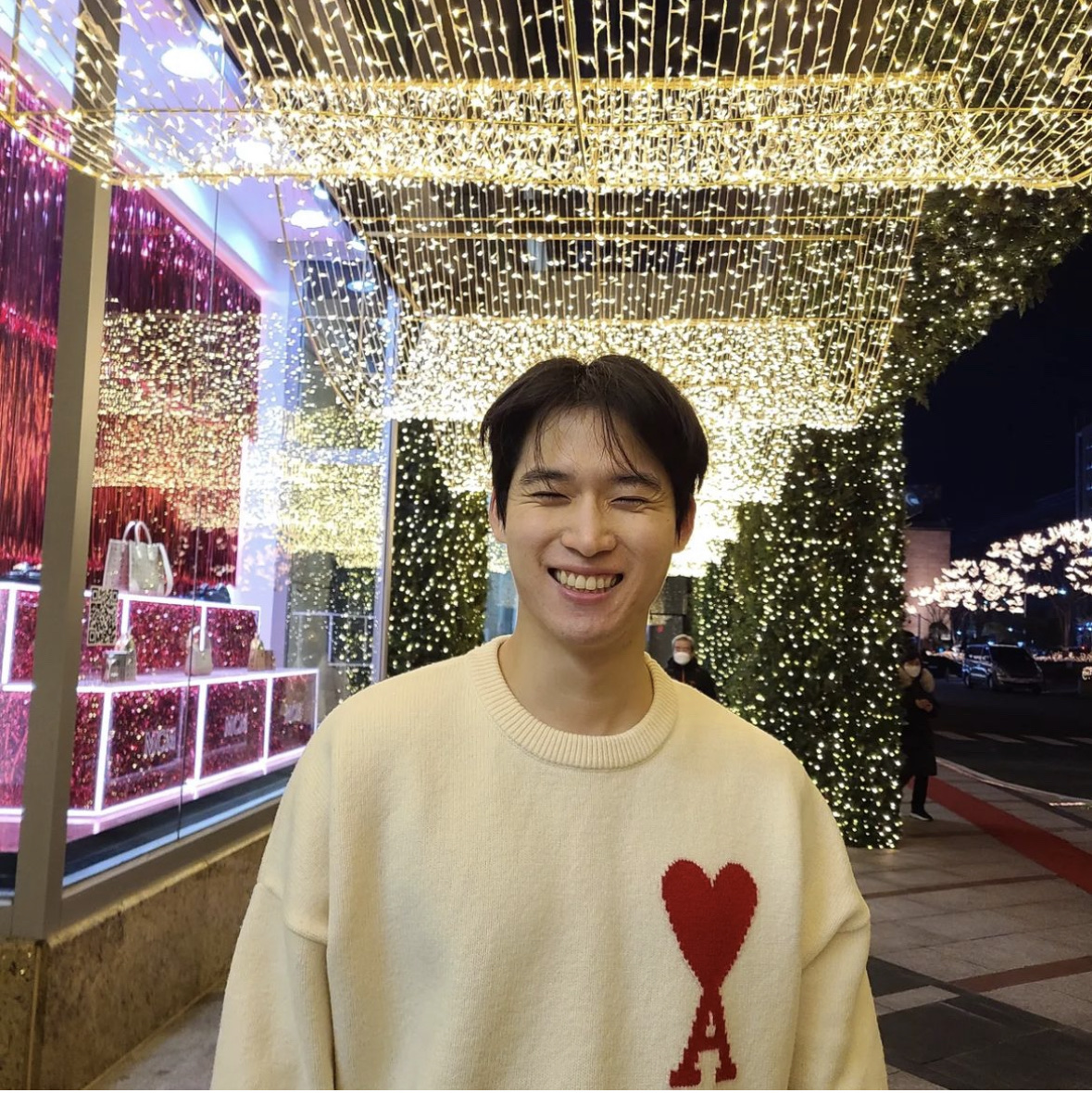 AMI de Coeur Oversize Intarsia Sweater Off White Red 착용 스타일 - 2