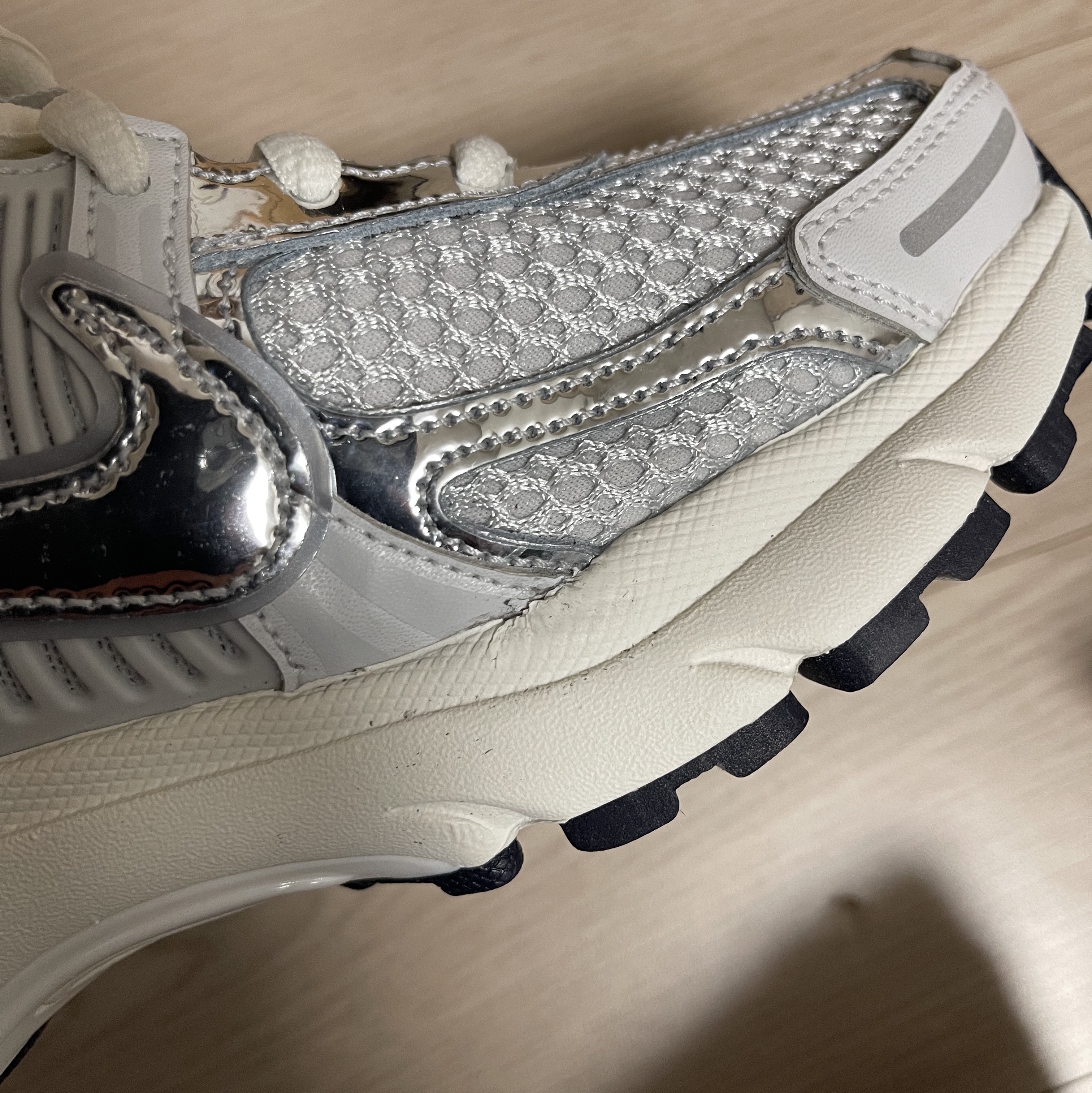 (W) Nike Zoom Vomero 5 Photon Dust and Metallic Silver 착용 스타일 - 2