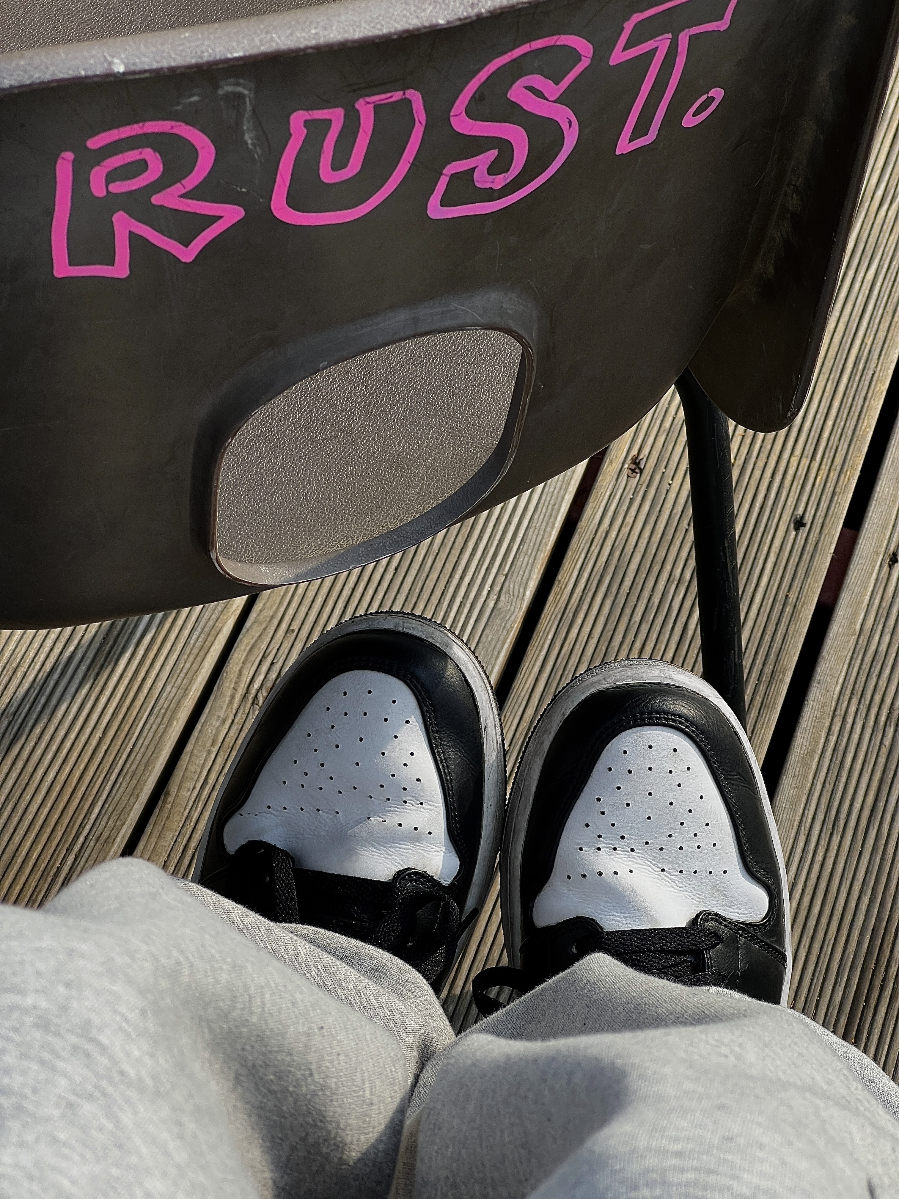 Jordan 1 Low Black Particle Grey 착용 스타일 - 4