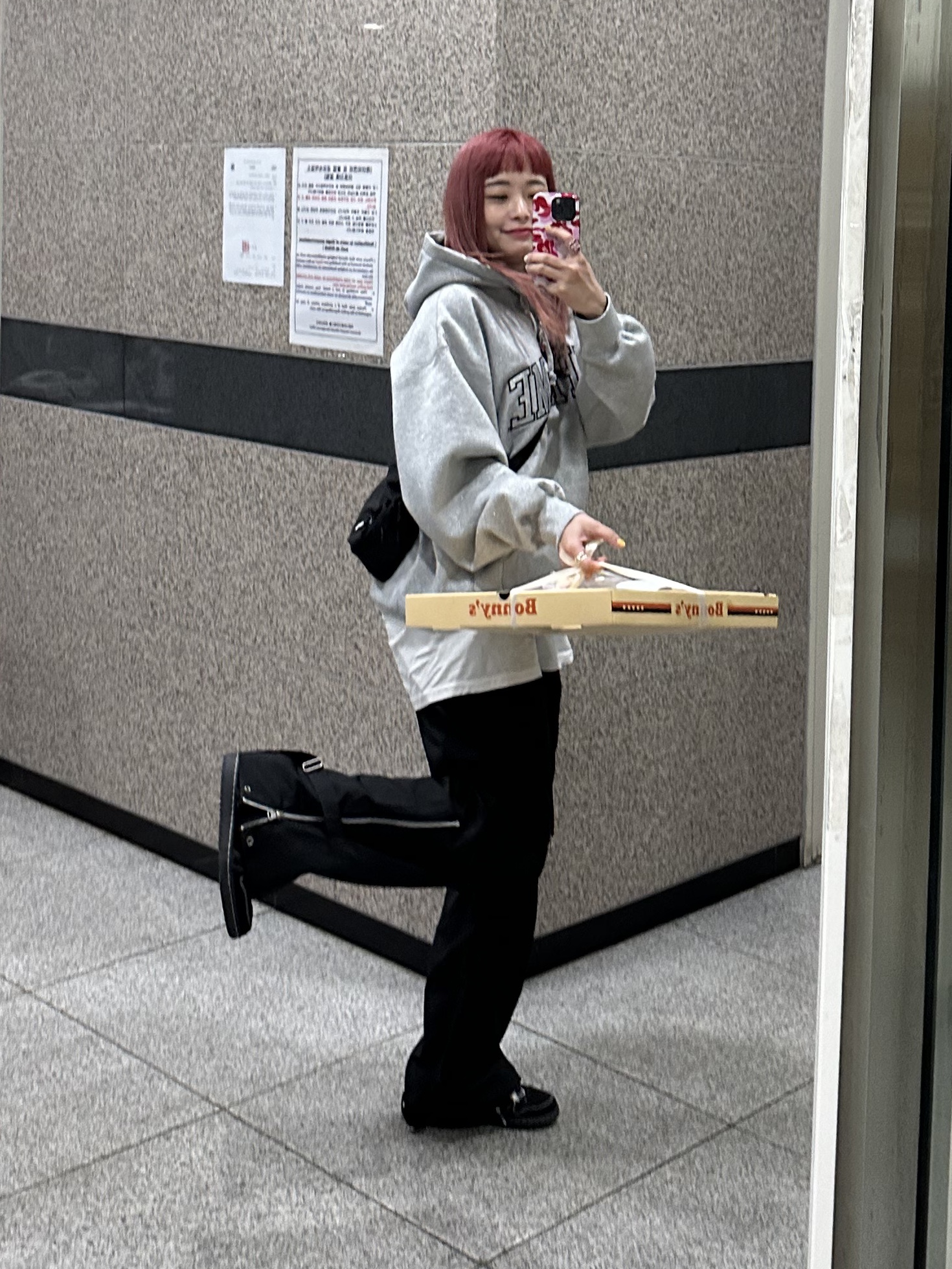 Supreme Glitter Arc Hooded Sweatshirt Heather Grey - 23SS, Supreme Sling Bag Black - 20FW 착용 스타일 - 4