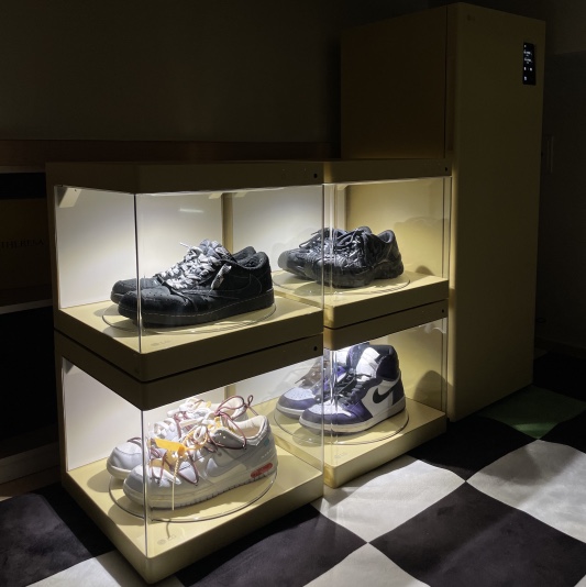 Jordan 1 x Travis Scott Retro Low OG SP Black Phantom, Asics x Kiko Kostadinov Gel-Kiril Black 착용 스타일