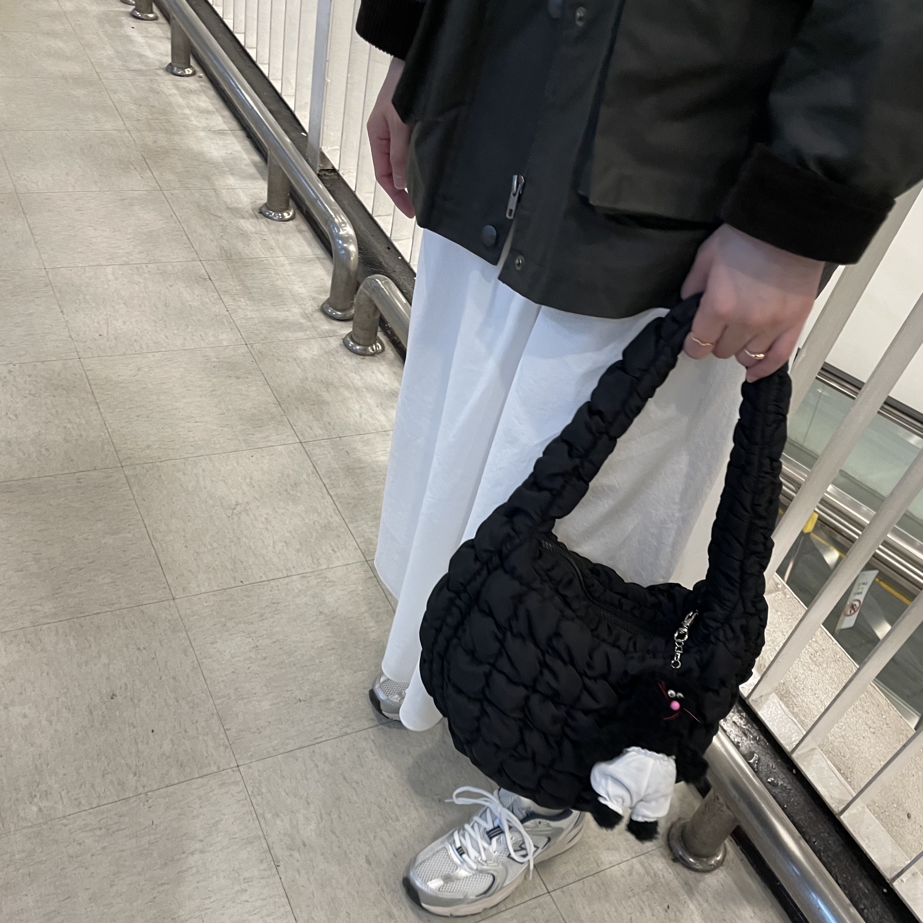 New Balance 530 Steel Grey, COS Quilted Mini Bag Black 착용 스타일