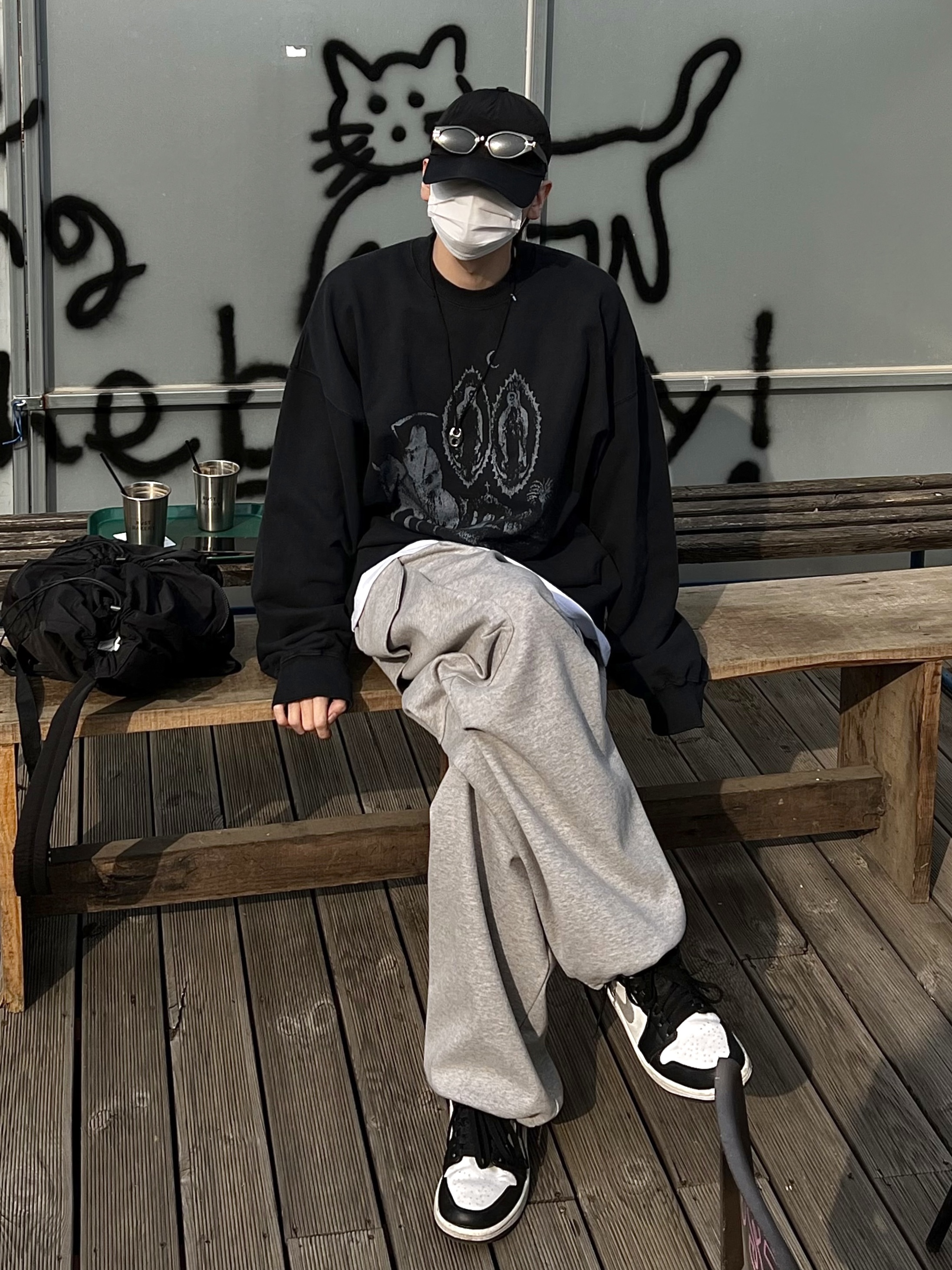 Jordan 1 Low Black Particle Grey 착용 스타일 - 3