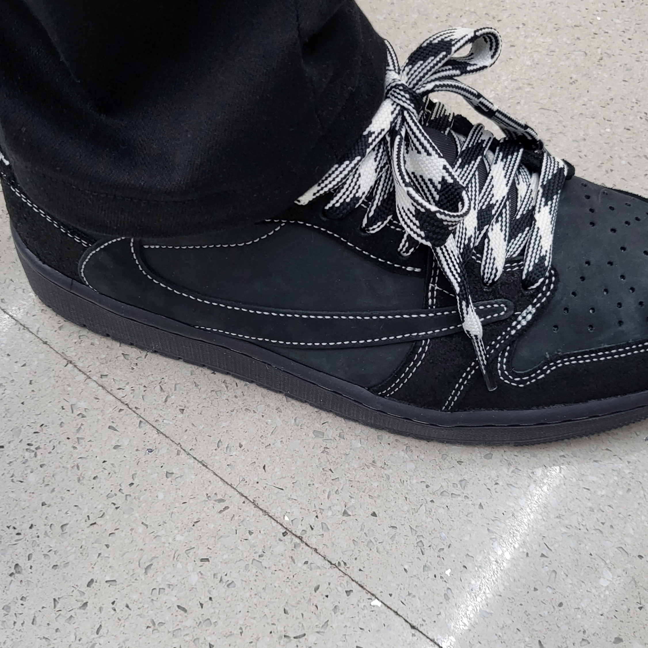 Jordan 1 x Travis Scott Retro Low OG SP Black Phantom 착용 스타일
