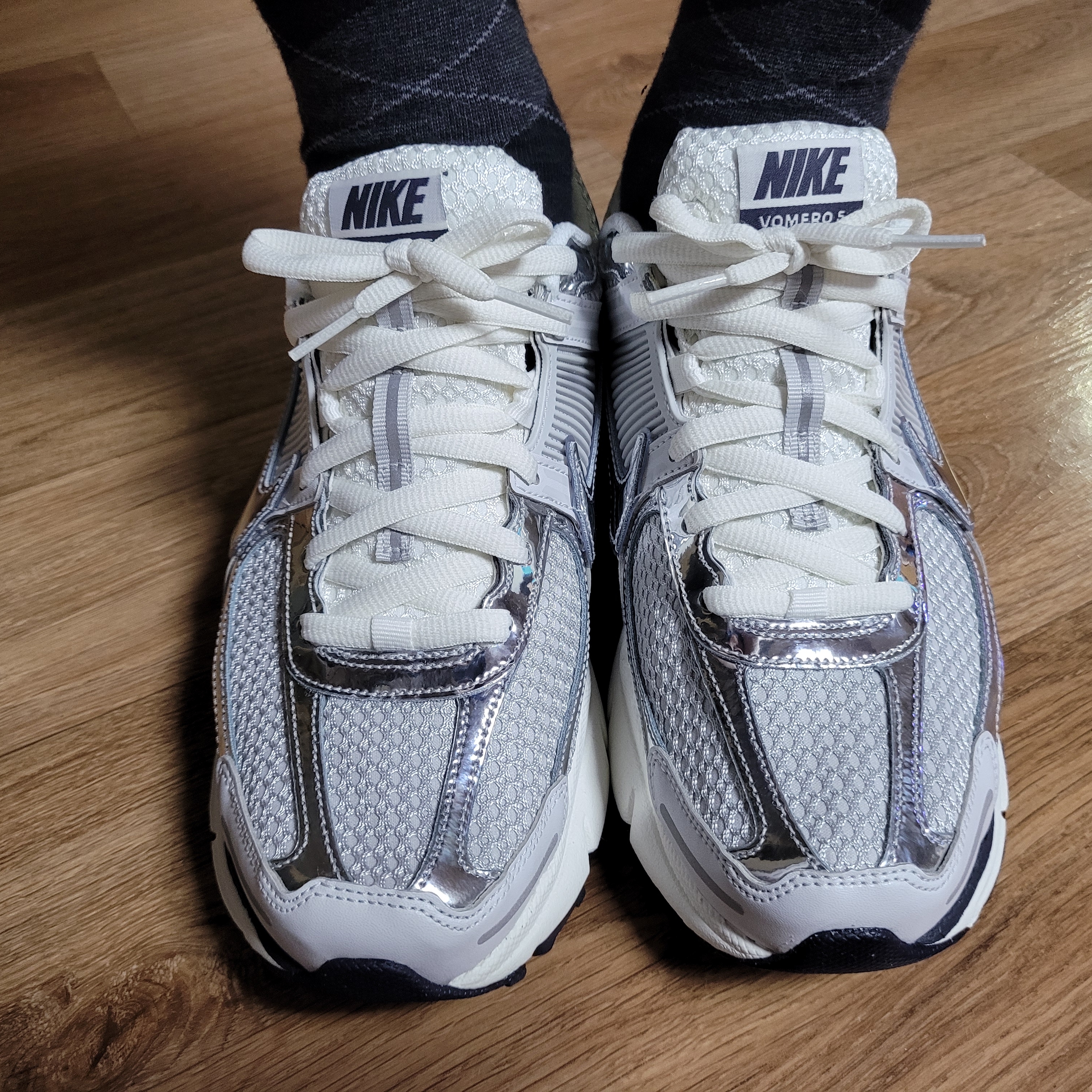 (W) Nike Zoom Vomero 5 Photon Dust and Metallic Silver 착용 스타일 - 2
