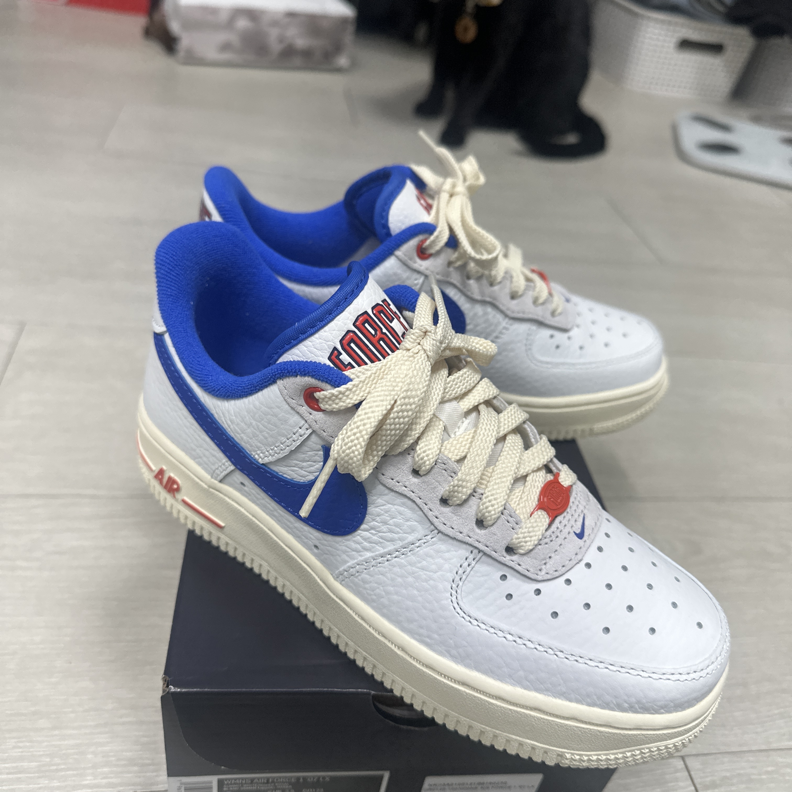 (W) Nike Air Force 1 '07 LX University Blue and Summit White 착용 스타일 - 1