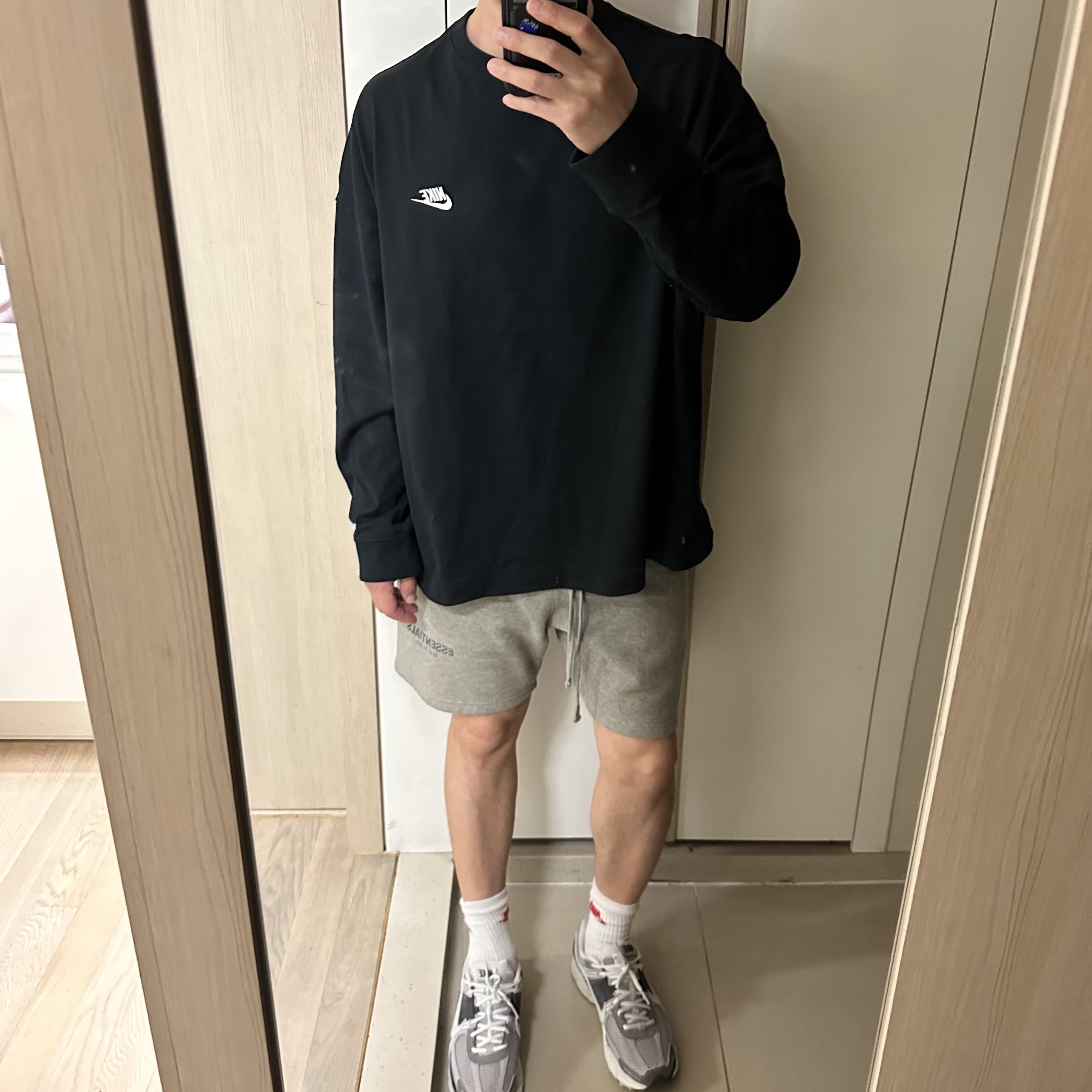Nike x Peaceminusone LS T-Shirt Black (DR0098-010), Yeezy Gap Engineered By Balenciaga Dove Long Sleeve T-Shirt Washed Black 착용 스타일 - 3