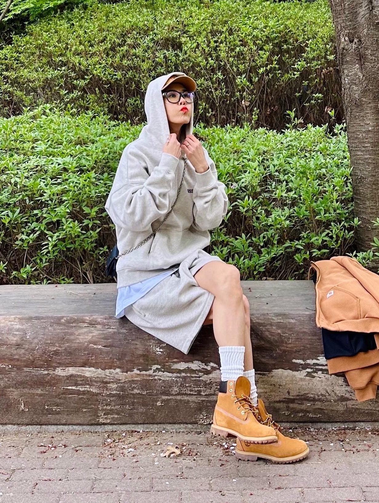 Essentials 1977 Shorts Light Oatmeal - 22SS, Essentials The Core Collection Hoodie Light Oatmeal 착용 스타일 - 2