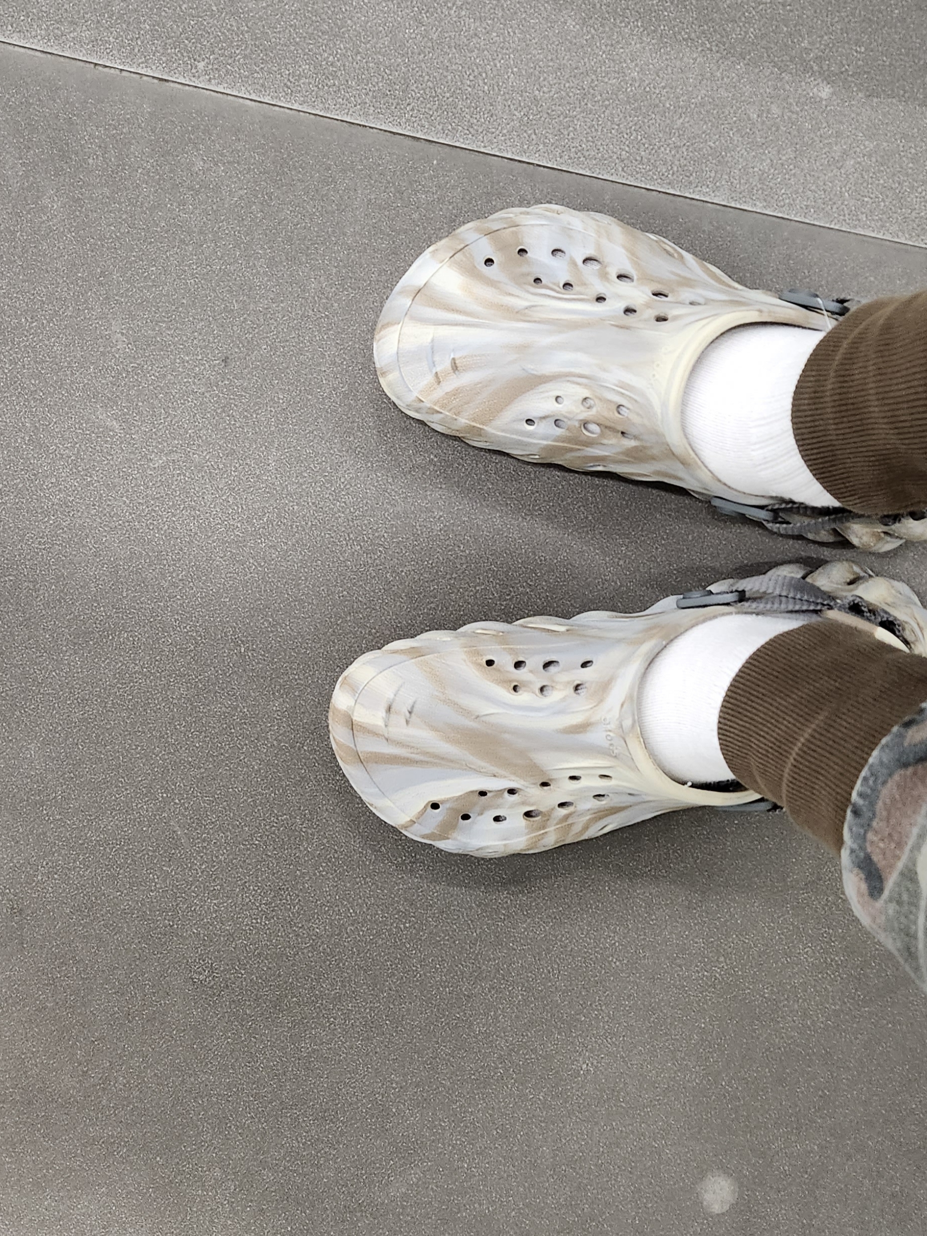Crocs Echo Marbled Clog Bone Multi 착용 스타일