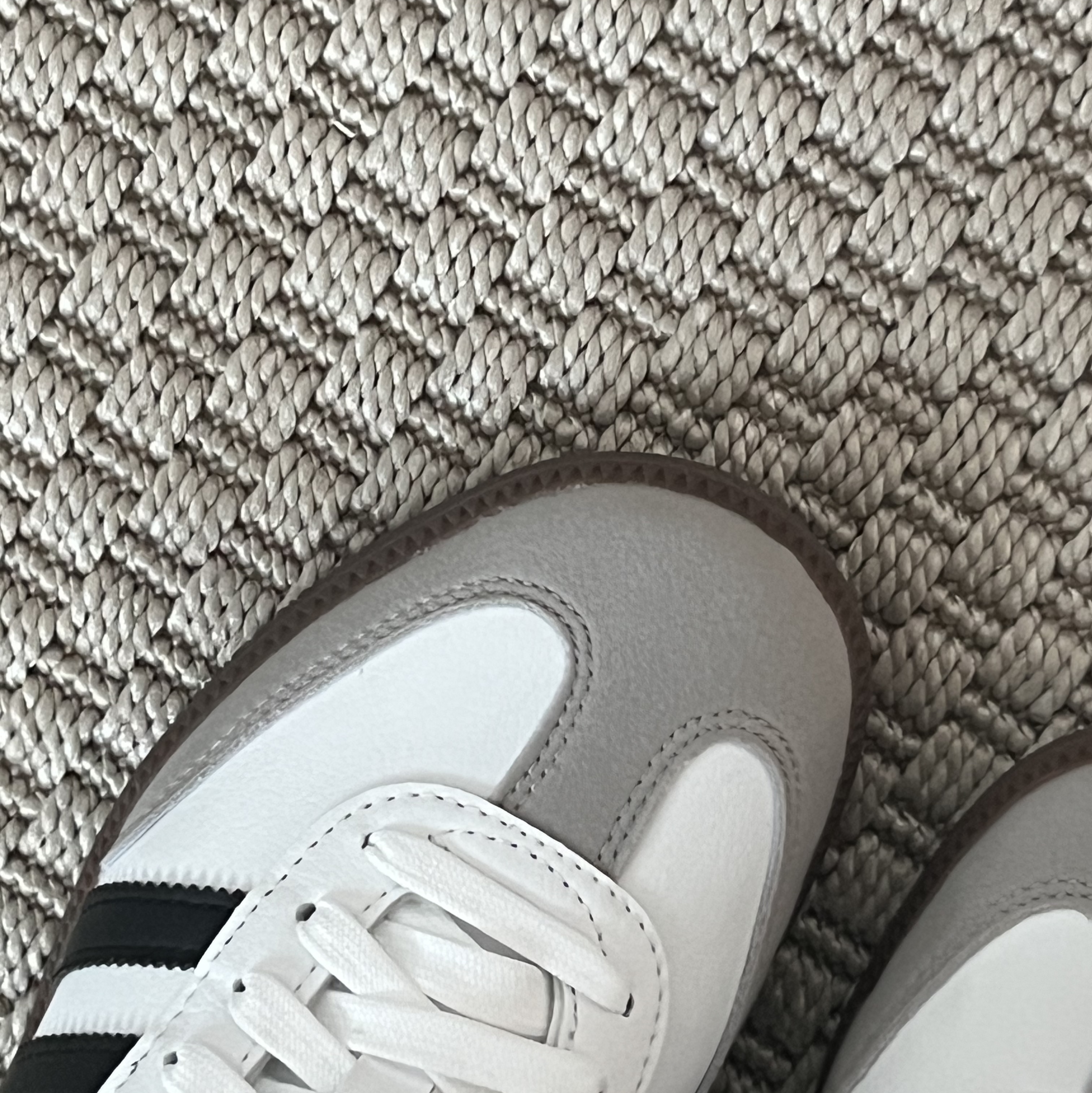 Adidas Samba Vegan White Black 착용 스타일 - 2