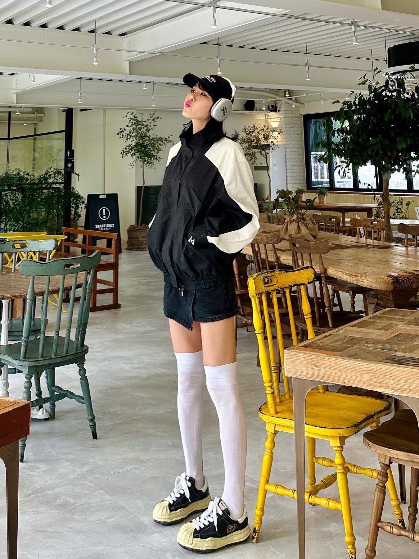 Apple AirPods Max Lightning Silver (Korean Ver.), Maison Mihara Yasuhiro Blakey VL OG Sole Leather Low-top Sneakers Black 착용 스타일 - 1