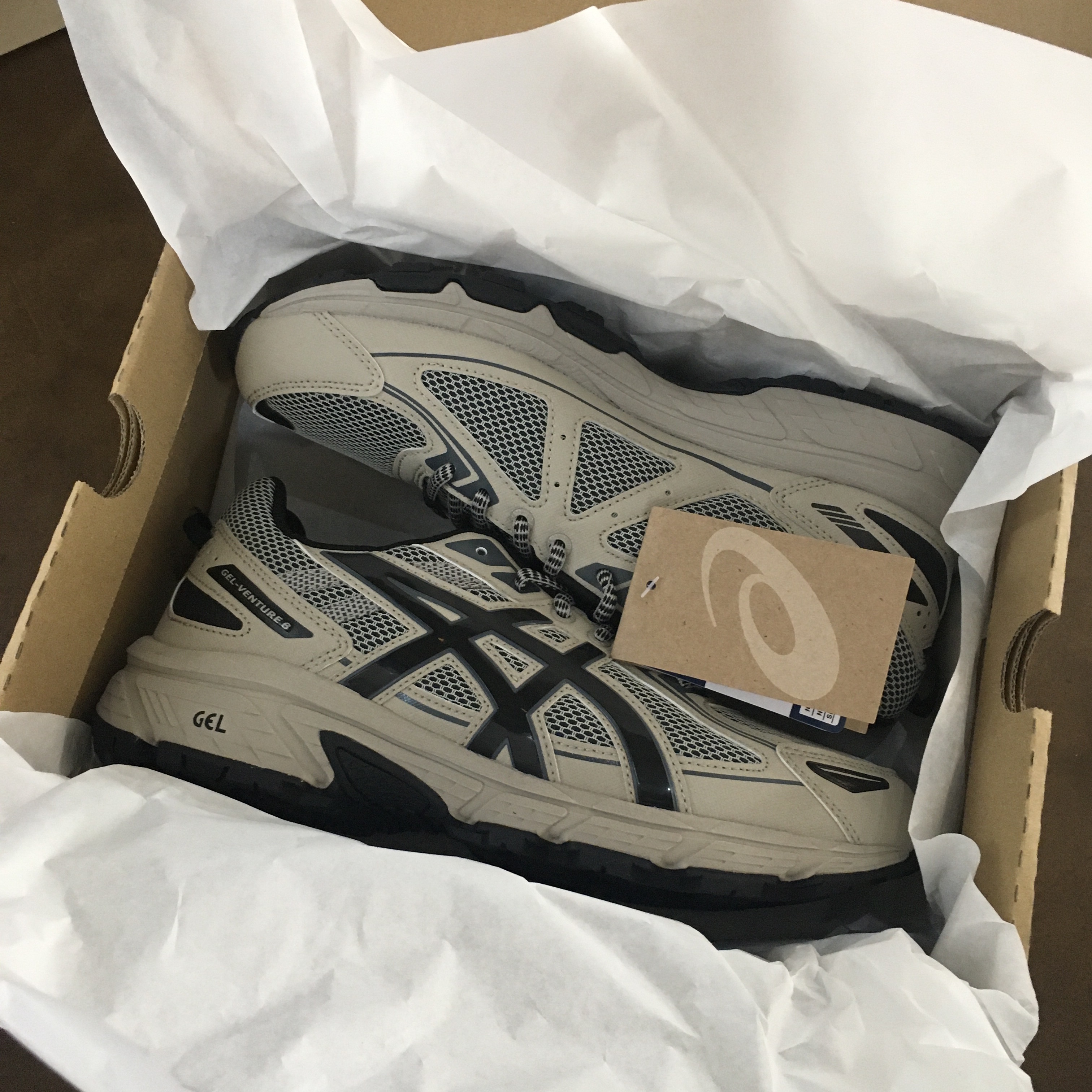Asics Gel-Venture 6 Feather Grey Black 착용 스타일 - 1