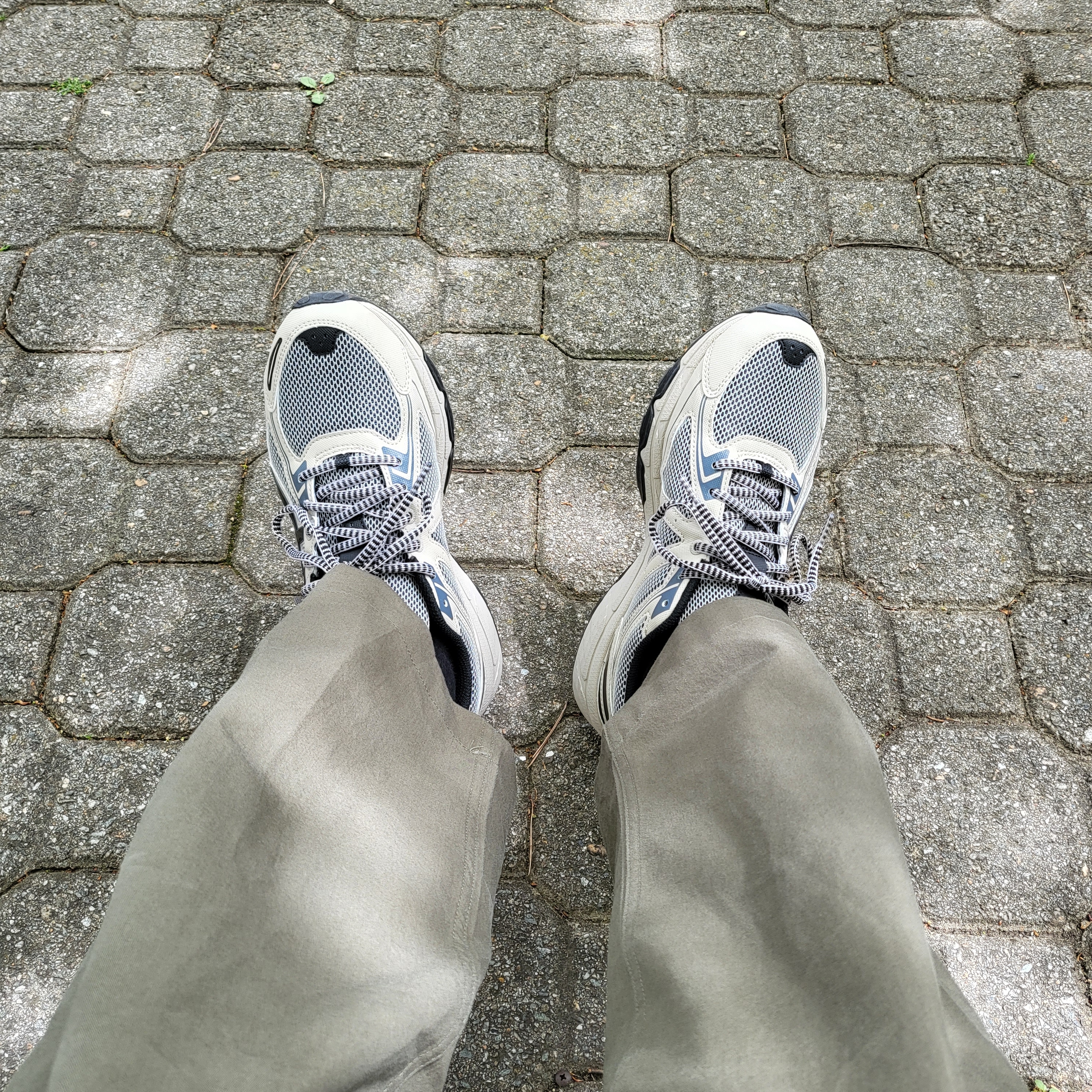 Asics Gel-Venture 6 Feather Grey Black 착용 스타일