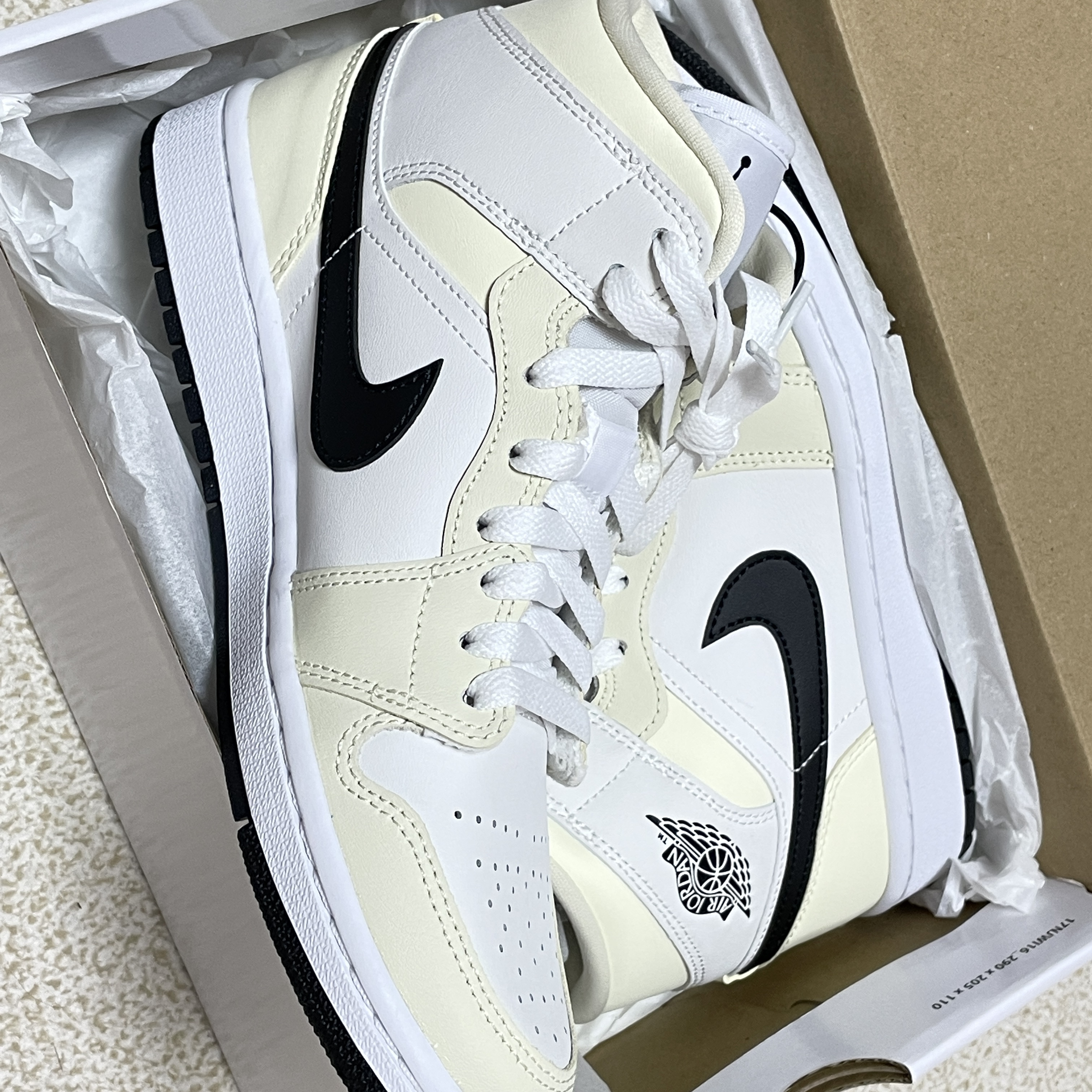 (W) Jordan 1 Mid Coconut Milk 착용 스타일 - 1