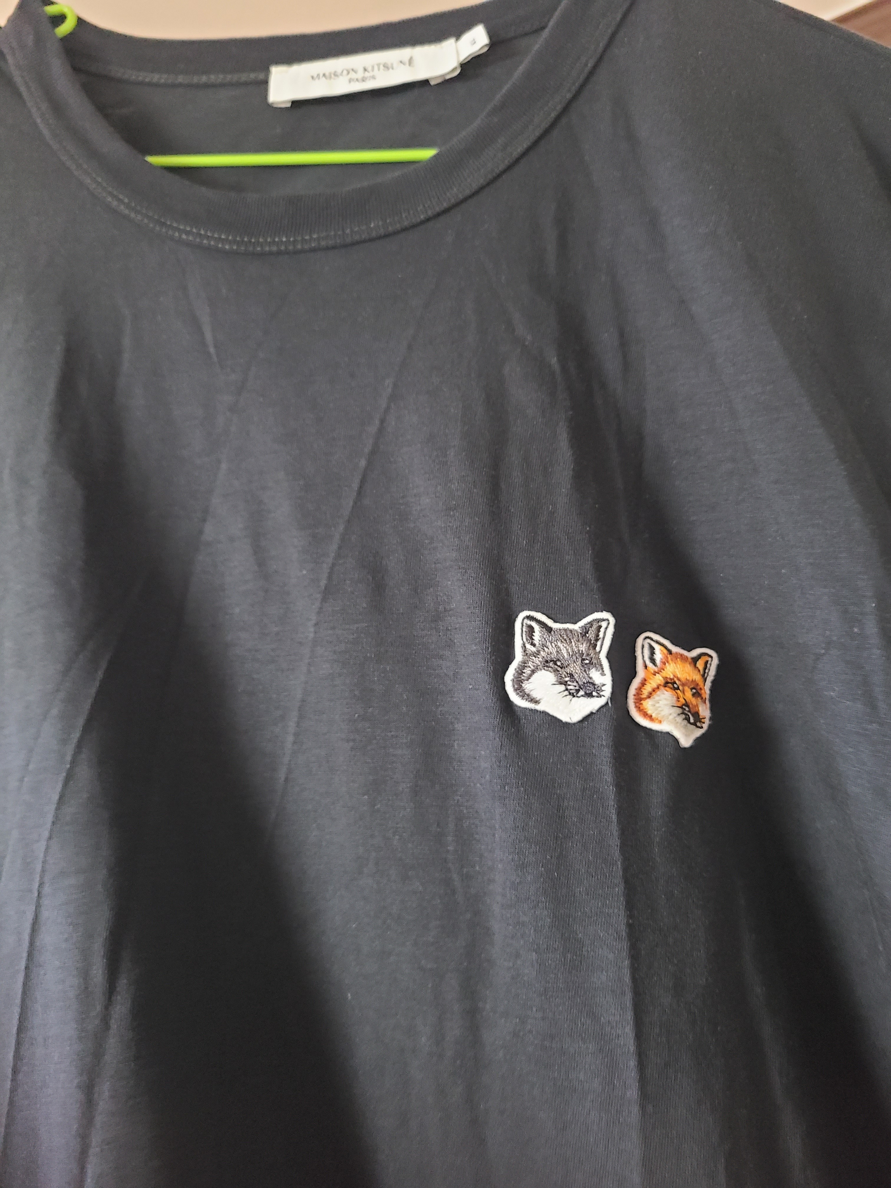 Maison Kitsune Double Fox Head Patch Classic T-Shirt Anthracite 착용 스타일 - 2