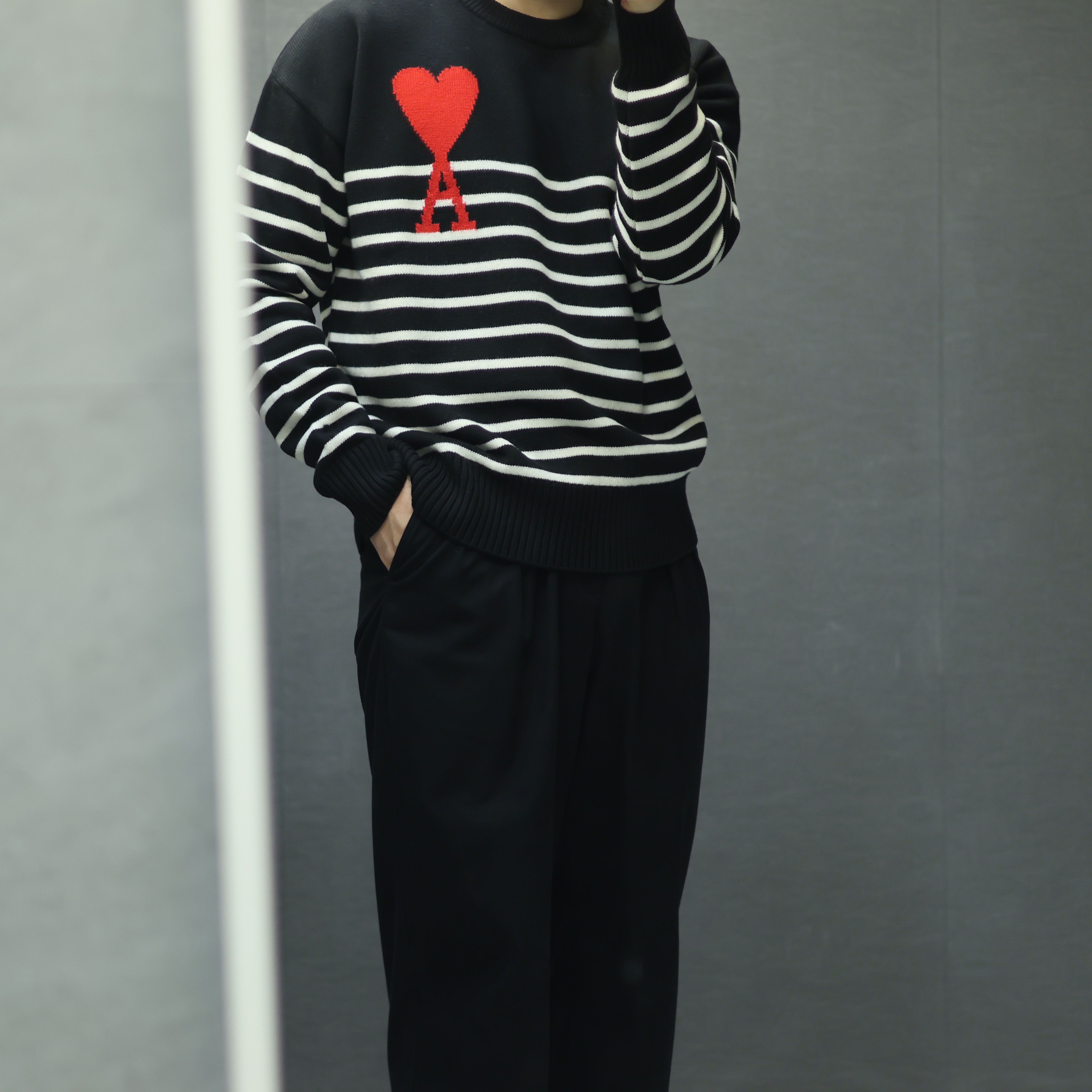 AMI de Coeur Striped Oversize Intarsia Sweater Black White 착용 스타일