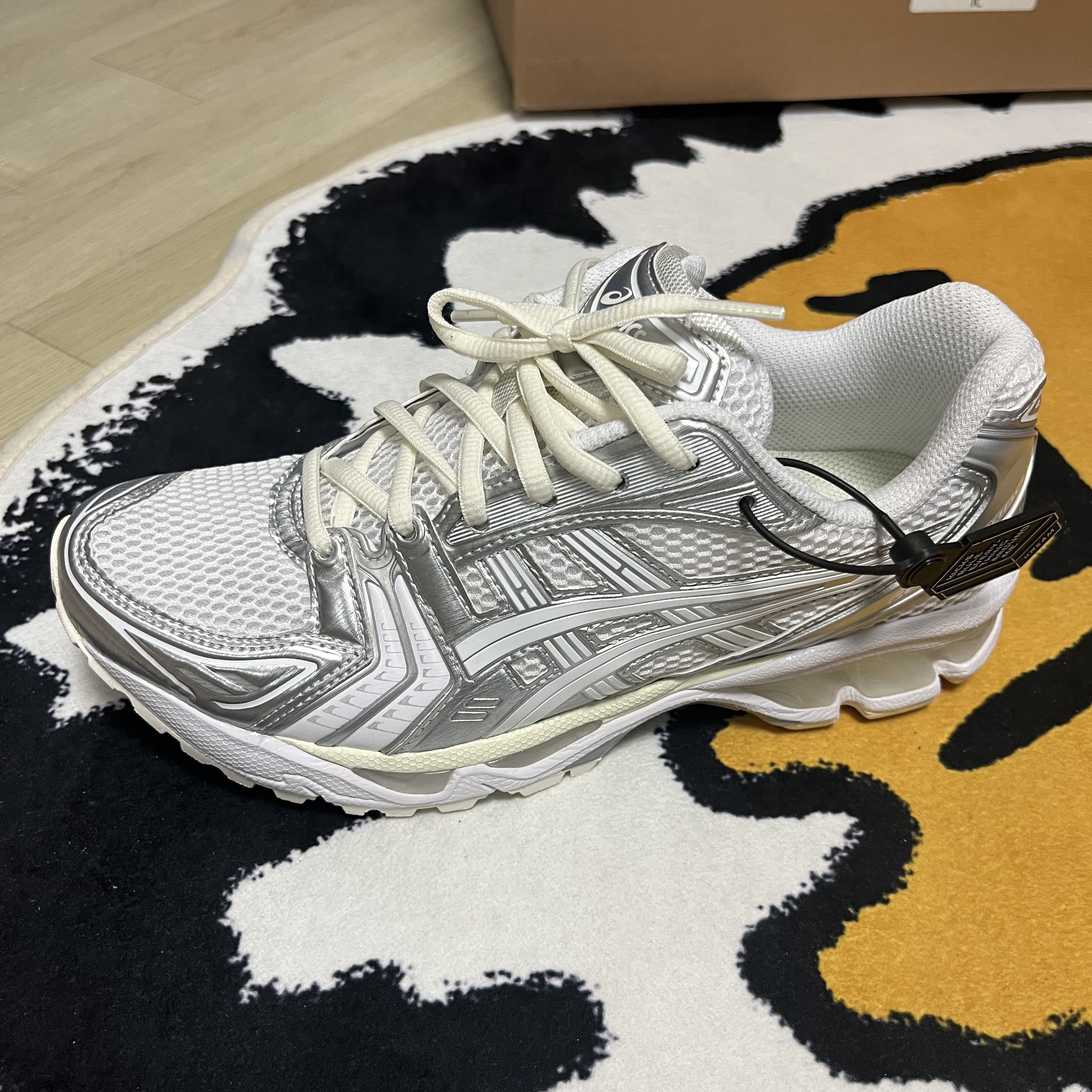 Asics x JJJJound Gel-Kayano 14 Silver White 착용 스타일 - 2