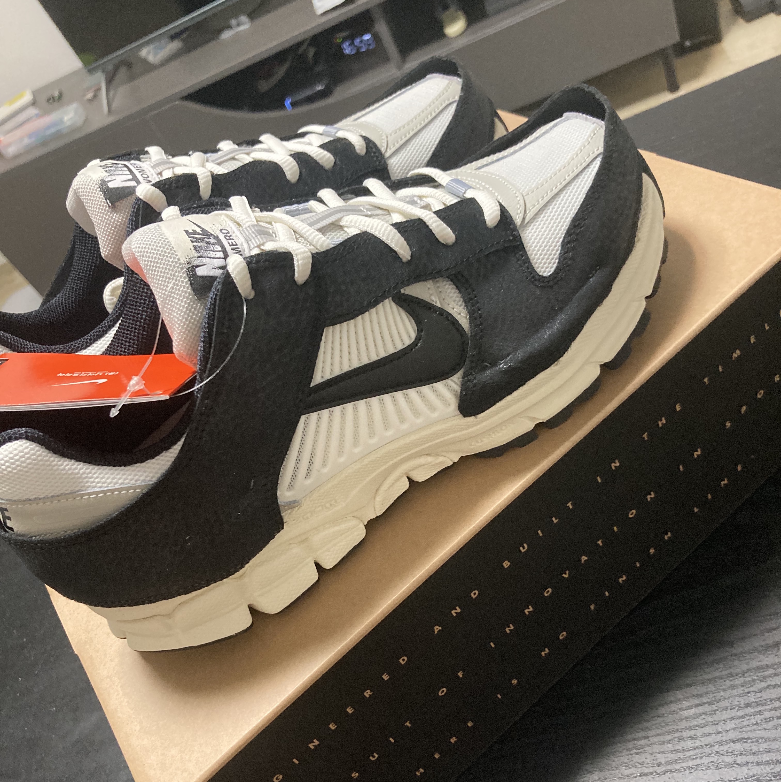 (W) Nike Zoom Vomero 5 Wolf Grey and Black 착용 스타일 - 3