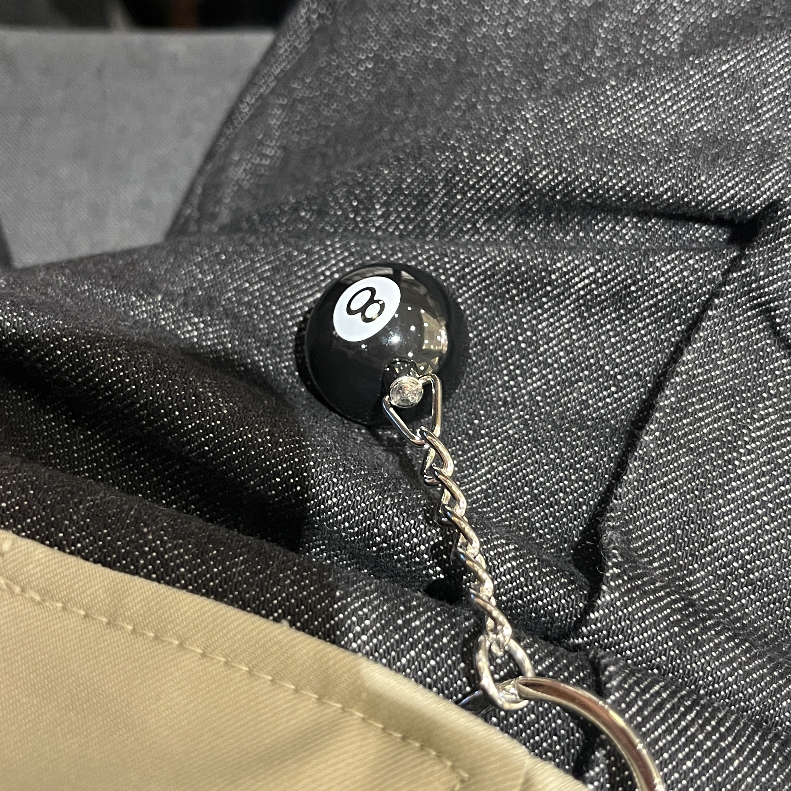 Stussy 8 Ball Keychain Black 착용 스타일