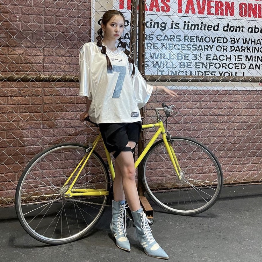 2000Archives No.2 Denim Heeled Boots Blue Denim, 2000Archives Football T-Shirt Denim 착용 스타일 - 1